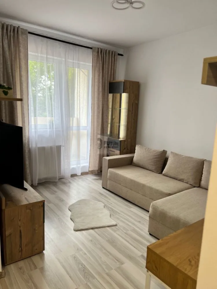 Garsonieră Modernă –| Sector 4 Drumul Jilavei - Vă propunem spre vânzare o garsonieră luminoasă și eficient compartimentată, situată la etajul 1 într-un imobil nou, finalizat în toamna anului 2023. Proprietatea este ideală atât pentru rezidență personală, cât și ca investiție strategică pentru închiriere. 🏠 Detalii Spațiu & Dotări Cu o suprafață de 34 mp, locuința este optimizată pentru confort și funcționalitate: Compartimentare: Cameră spațioasă, bucătărie separată, baie modernă și balcon. Confort termic: Centrală termică proprie și aer condiționat. Stare: Se vinde complet mobilată și utilată, gata pentru mutare imediată. 📍 Localizare & Facilități Amplasarea pe Str. Drumul Jilavei nr. 99 oferă acces facil către punctele de interes majore: Cumpărături: Mega Image și Profi (2 min. mers pe jos), Kaufland și Lidl în proximitate. Transport: Stație de autobuz la 1 min (linii: 125, 141, 220, 232, 241, 312, 313, N105) – conexiuni directe către Univ. Spiru Haret și Bd. Metalurgiei. Metrou: Stația Apărătorii Patriei la aproximativ 10 minute de mers pe jos. 💰 Condiții de Vânzare Preț: 68.999 € (ușor negociabil) #ImobiliareBucuresti #GarsonieraDeVanzare #Sector4 #ApartamentNou #DirectProprietar #InvestitieImobiliara #AparatoriiPatriei #DrumulJilavei