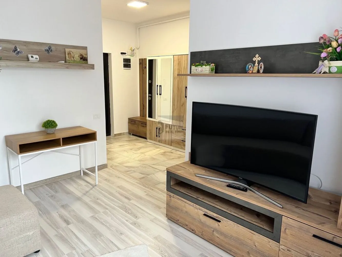 Garsonieră Modernă –| Sector 4 Drumul Jilavei - Vă propunem spre vânzare o garsonieră luminoasă și eficient compartimentată, situată la etajul 1 într-un imobil nou, finalizat în toamna anului 2023. Proprietatea este ideală atât pentru rezidență personală, cât și ca investiție strategică pentru închiriere. 🏠 Detalii Spațiu & Dotări Cu o suprafață de 34 mp, locuința este optimizată pentru confort și funcționalitate: Compartimentare: Cameră spațioasă, bucătărie separată, baie modernă și balcon. Confort termic: Centrală termică proprie și aer condiționat. Stare: Se vinde complet mobilată și utilată, gata pentru mutare imediată. 📍 Localizare & Facilități Amplasarea pe Str. Drumul Jilavei nr. 99 oferă acces facil către punctele de interes majore: Cumpărături: Mega Image și Profi (2 min. mers pe jos), Kaufland și Lidl în proximitate. Transport: Stație de autobuz la 1 min (linii: 125, 141, 220, 232, 241, 312, 313, N105) – conexiuni directe către Univ. Spiru Haret și Bd. Metalurgiei. Metrou: Stația Apărătorii Patriei la aproximativ 10 minute de mers pe jos. 💰 Condiții de Vânzare Preț: 68.999 € (ușor negociabil) #ImobiliareBucuresti #GarsonieraDeVanzare #Sector4 #ApartamentNou #DirectProprietar #InvestitieImobiliara #AparatoriiPatriei #DrumulJilavei