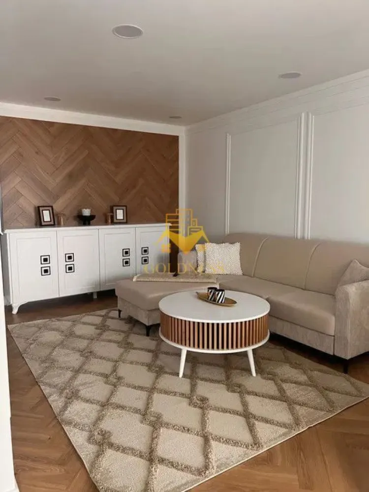 2 camere, LUX, parcare,AC, totul nou, Andrei Muresanu zona Revo, Sigma - GOLDNESS Imobiliare vă propune spre închiriere un apartament cu 2 camere complet mobilat și utilat, la etajul 3 într-un imobil de 4 etaje, în cartierul Andrei Muresanu. 

Apartamentul este compartimentat astfel:
 - dormitor cu pat matrimonial, dressing, noptiere

 - living cu bucatarie open-space complet utilată, canapea extensibilă, loc de servit masa 

 - baie cu cabina de dus, calorifer port prosop inox și dulap pentru depozitare.

 - terasa de 10 mp.

Imobilul este dotat cu toate cele necesare- centrală proprie, mașină de spălat haine, frigider, plită electrică, hotă, etc. 

Se află în apropierea stațiilor de transport în comun, magazine, restaurante, spații verzi, farmacii, etc. 

Dispune de loc de parcare subterana!

Dacă sunteți interesați de acest apartament și doriți să îl vizionați, dar și pentru alte oferte sau detalii nu ezitați să ne contactați telefonic sau prin e-mail. Vă stăm la dispoziție!