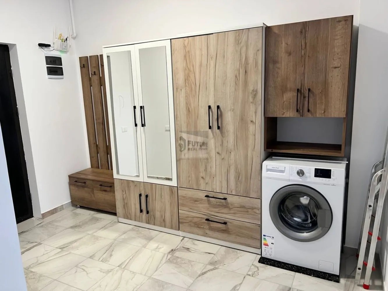 Garsonieră Modernă –| Sector 4 Drumul Jilavei - Vă propunem spre vânzare o garsonieră luminoasă și eficient compartimentată, situată la etajul 1 într-un imobil nou, finalizat în toamna anului 2023. Proprietatea este ideală atât pentru rezidență personală, cât și ca investiție strategică pentru închiriere. 🏠 Detalii Spațiu & Dotări Cu o suprafață de 34 mp, locuința este optimizată pentru confort și funcționalitate: Compartimentare: Cameră spațioasă, bucătărie separată, baie modernă și balcon. Confort termic: Centrală termică proprie și aer condiționat. Stare: Se vinde complet mobilată și utilată, gata pentru mutare imediată. 📍 Localizare & Facilități Amplasarea pe Str. Drumul Jilavei nr. 99 oferă acces facil către punctele de interes majore: Cumpărături: Mega Image și Profi (2 min. mers pe jos), Kaufland și Lidl în proximitate. Transport: Stație de autobuz la 1 min (linii: 125, 141, 220, 232, 241, 312, 313, N105) – conexiuni directe către Univ. Spiru Haret și Bd. Metalurgiei. Metrou: Stația Apărătorii Patriei la aproximativ 10 minute de mers pe jos. 💰 Condiții de Vânzare Preț: 68.999 € (ușor negociabil) #ImobiliareBucuresti #GarsonieraDeVanzare #Sector4 #ApartamentNou #DirectProprietar #InvestitieImobiliara #AparatoriiPatriei #DrumulJilavei