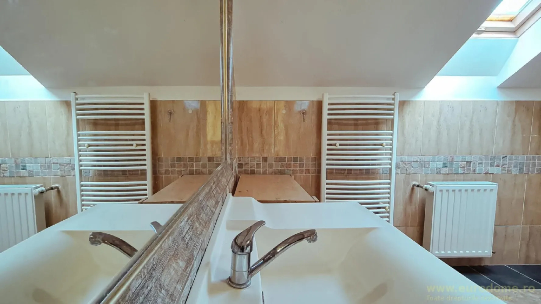 Casă nouă, intrare Stupini - Casa singur in curte, P+E+ M, an constructie 2010, insorita, vedere pe 3 parti, centrala termica, aer condiționat, termopan, imbunatatita cu bun gust; suprafata locuibila 250 mp, teren 400 mp, amprenta 140 mp, constructie caramida +beton, finisata total, calitate (piatra, placaje deosebite, fier forjat, usi furnir natural), toate utilitatile- alarma, interfon și saună. Parter: living 35 mp, bucatarie 10 mp, dinning 11 mp, baie,camara, hol, sauna, garaj; Etaj: 4 dormitoare (22, 17, 12 si 11 mp), baie 15 mp, 2 balcoane; Mansarda 35 mp+ spatii depozitare 50 mp(pod)
Casa dispune de o saună nouă.
Se inchiriază pe termen lung, se percepe o garanție în valoare de 2000 euro. Libera din august 2026.