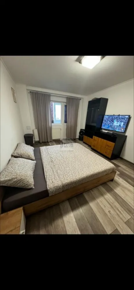 Noua ta „acasă” te așteaptă pe Bulevardul Alexandru Obregia! - Cauți un loc cochet, gata să te muți și fără bătăi de cap cu renovările? Avem exact ce îți trebuie! 🏠 Vindem o garsonieră confort 1, situată chiar pe Bd. Alexandru Obregia, perfectă pentru cineva care pune preț pe confort și liniște. Iată de ce o să-ți placă: ✅ Proaspăt scoasă din cutie: Renovată recent, cu instalații sanitare și electrice noi-nouțe. ✅ Spațiu bine gândit: Este decomandată, are 35 mp și se află la etajul 10, oferindu-ți o priveliște super drăguță asupra zonei. ✅ Complet echipată: Se vinde mobilată și utilată cu tot ce ai nevoie (boiler Ariston Eco, aer condiționat pentru zilele toride, mașină de spălat, frigider și microunde). ✅ Detalii tehnice: Bloc solid din 1978, curat și bine întreținut. Este genul de loc în care vii doar cu hainele și te simți imediat acasă. Ideală atât pentru locuit, cât și pentru o investiție sigură la închiriere! 📈 💰 Preț: 68.500 € Hai să o vezi! Rezerva sau sună pentru o vizionare. ☕ #Berceni #Obregia #GarsonieraDeVanzare #AcasaInBerceni #ImobiliareBucuresti #MutareRapida #InvestitieImobiliara #GarsonieraRenovata #Sector4 #HomeSweetHome