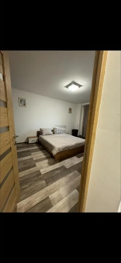 Noua ta „acasă” te așteaptă pe Bulevardul Alexandru Obregia! - Cauți un loc cochet, gata să te muți și fără bătăi de cap cu renovările? Avem exact ce îți trebuie! 🏠 Vindem o garsonieră confort 1, situată chiar pe Bd. Alexandru Obregia, perfectă pentru cineva care pune preț pe confort și liniște. Iată de ce o să-ți placă: ✅ Proaspăt scoasă din cutie: Renovată recent, cu instalații sanitare și electrice noi-nouțe. ✅ Spațiu bine gândit: Este decomandată, are 35 mp și se află la etajul 10, oferindu-ți o priveliște super drăguță asupra zonei. ✅ Complet echipată: Se vinde mobilată și utilată cu tot ce ai nevoie (boiler Ariston Eco, aer condiționat pentru zilele toride, mașină de spălat, frigider și microunde). ✅ Detalii tehnice: Bloc solid din 1978, curat și bine întreținut. Este genul de loc în care vii doar cu hainele și te simți imediat acasă. Ideală atât pentru locuit, cât și pentru o investiție sigură la închiriere! 📈 💰 Preț: 68.500 € Hai să o vezi! Rezerva sau sună pentru o vizionare. ☕ #Berceni #Obregia #GarsonieraDeVanzare #AcasaInBerceni #ImobiliareBucuresti #MutareRapida #InvestitieImobiliara #GarsonieraRenovata #Sector4 #HomeSweetHome