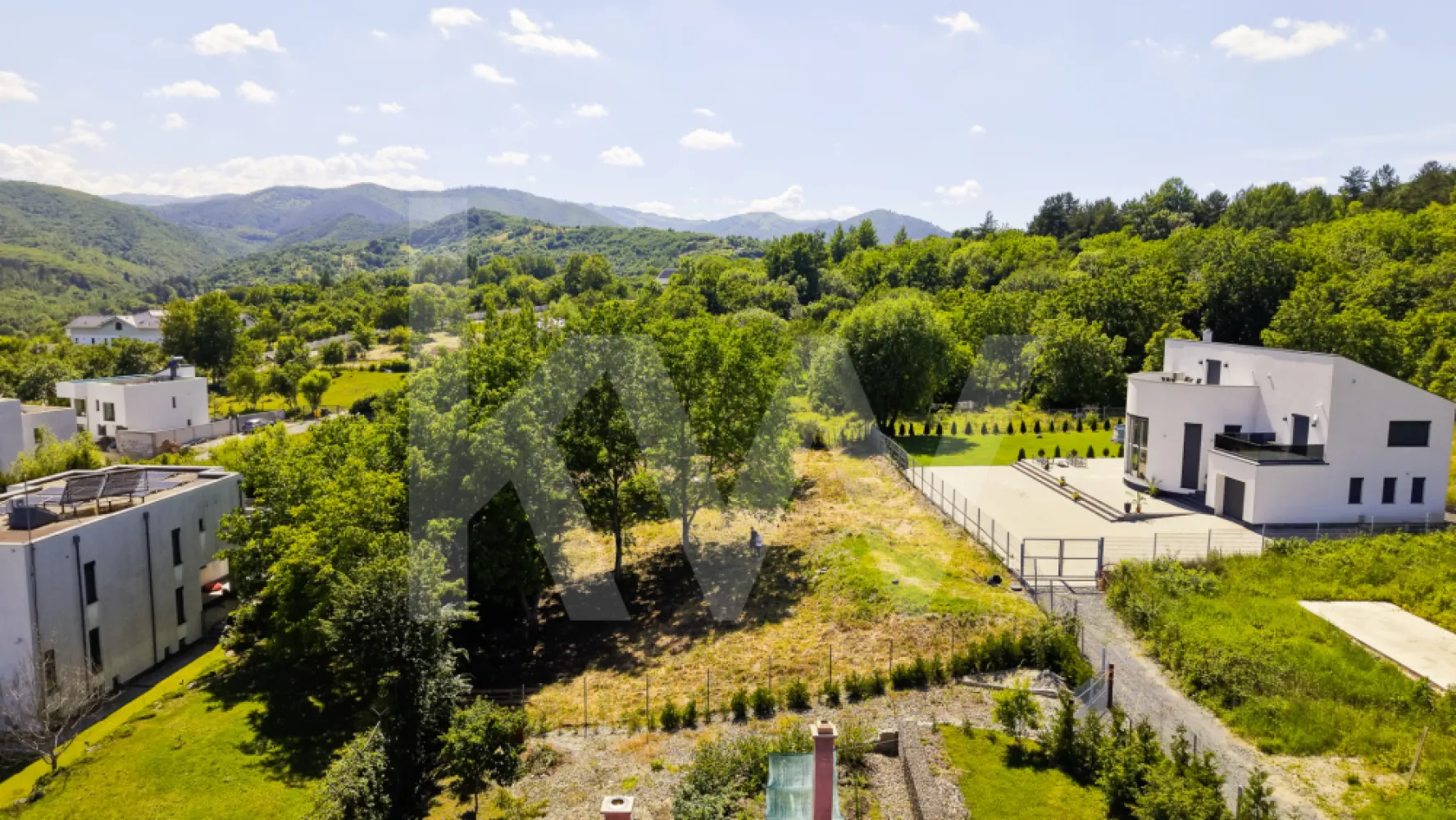 Teren 1340 mp în Cisnădioara – Cu Vedere la Cetatea Medievală și Munții Făgăraș - Imaginează-ți cum te trezești în fiecare dimineață cu Munții Făgăraș la orizont și cu o cetate medievală de peste 800 de ani veghind dealul din fața ta. Acest teren de 1340 mp, situat în Cisnădioara — una dintre cele mai pitorești și autentice localități din Mărginimea Sibiului — îți oferă exact această priveliște, în fiecare zi.
De pe parcelă se vede direct Cetatea Cisnădioarei, una dintre cele mai vechi și mai bine conservate biserici fortificate din Transilvania, ridicată în stil romanic la finalul secolului al XII-lea. Pe lângă valoarea istorică, dealul cetății oferă o panoramă spectaculoasă spre Munții Cibinului și culmile Făgărașului — exact priveliștea de care te vei bucura și tu, direct din curtea casei tale.
Caracteristicile terenului:
Cu o formă dreptunghiulară și acces printr-o stradă privată, terenul este intravilan, cu destinație pentru construcția unei case, vile sau pensiuni — liniște și intimitate garantate, fără vecini gălăgioși sau trafic. Beneficiezi deja de apă curentă direct pe parcelă, un avantaj important pentru orice proiect de construcție. Infrastructura este pregătită pentru dezvoltare: există deja o conductă de canalizare de 65 mm pe teren, fiind necesară doar montarea unei mini-stații de pompare pentru racordarea completă. Gazul și curentul electric sunt prezente în apropiere, cu posibilitate de extindere — îți poți planifica racordările exact după nevoile proiectului tău.
De ce Cisnădioara?
Pentru cei din București care își doresc o evadare reală din agitația capitalei, Cisnădioara este alegerea perfectă: un sat sătesc cu sute de ani de istorie, la doar 10 km de Sibiu și 17 km de Aeroportul Internațional Sibiu (zboruri directe din București). Te bucuri de liniștea muntelui, de trasee de drumeție și ciclism la doar câteva sute de metri de poartă, dar ai la îndemână tot ce oferă un oraș cultural important — restaurante, magazine, evenimente, școli.
Fie că vrei o casă de vacanță în care să te retragi din weekend în weekend, o reședință permanentă într-un decor de poveste, sau o investiție inteligentă într-o zonă cu potențial turistic în continuă creștere, acest teren are toate ingredientele unei povești de viață frumoase.
Preț: 139.900 euro, negociabil.
Locurile cu o astfel de poveste și priveliște nu apar des pe piață. Programează o vizionare și descoperă personal frumusețea acestui loc.
 

