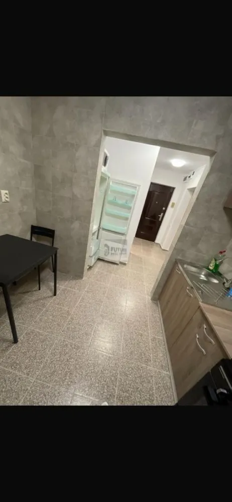 Noua ta „acasă” te așteaptă pe Bulevardul Alexandru Obregia! - Cauți un loc cochet, gata să te muți și fără bătăi de cap cu renovările? Avem exact ce îți trebuie! 🏠 Vindem o garsonieră confort 1, situată chiar pe Bd. Alexandru Obregia, perfectă pentru cineva care pune preț pe confort și liniște. Iată de ce o să-ți placă: ✅ Proaspăt scoasă din cutie: Renovată recent, cu instalații sanitare și electrice noi-nouțe. ✅ Spațiu bine gândit: Este decomandată, are 35 mp și se află la etajul 10, oferindu-ți o priveliște super drăguță asupra zonei. ✅ Complet echipată: Se vinde mobilată și utilată cu tot ce ai nevoie (boiler Ariston Eco, aer condiționat pentru zilele toride, mașină de spălat, frigider și microunde). ✅ Detalii tehnice: Bloc solid din 1978, curat și bine întreținut. Este genul de loc în care vii doar cu hainele și te simți imediat acasă. Ideală atât pentru locuit, cât și pentru o investiție sigură la închiriere! 📈 💰 Preț: 68.500 € Hai să o vezi! Rezerva sau sună pentru o vizionare. ☕ #Berceni #Obregia #GarsonieraDeVanzare #AcasaInBerceni #ImobiliareBucuresti #MutareRapida #InvestitieImobiliara #GarsonieraRenovata #Sector4 #HomeSweetHome