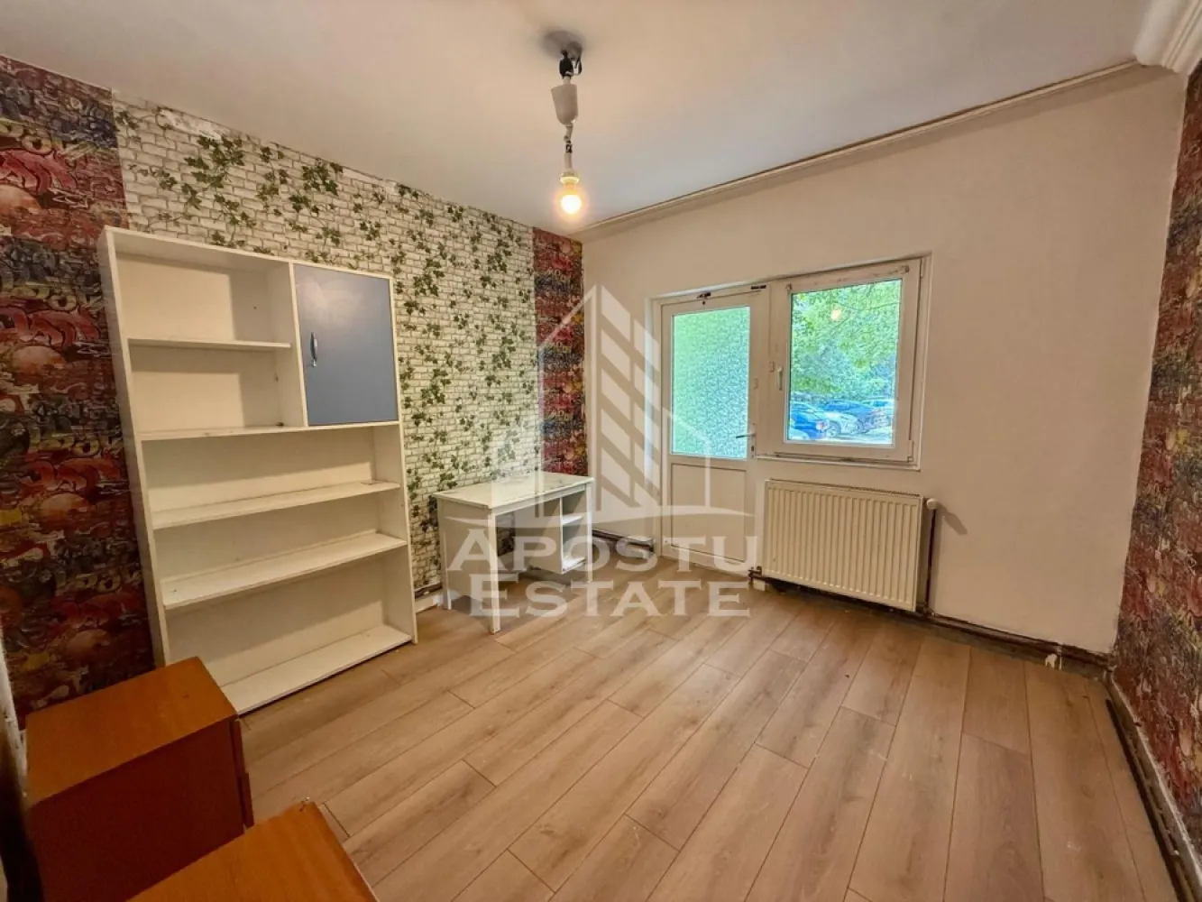 Apartament 3 camere de vanzare, zona Lipovei, Timisoara - Agentia imobiliara APOSTU ESTATE va propune spre vanzare un apartament cu 3 camere, decomandat, parter inalt/4, situat in zona Lipovei din Timisoara, judetul Timis.

Apartamentul este amplasat la parterul înalt al unui imobil cu 4 etaje, avem 2 apartamente pe etaj si are o suprafata utila de 56 mp.

Confortul termic se realizeaza prin intermediul centralei proprii pe gaz cu sistem de incalzire prin calorifere.

Compartimentare:

- hol acces spatios

-bucatarie

-camera

-dormitor

- baie cu cada
Proprietatea se vinde cum se vede în imagini, necesita renovare si este o varianta ideala pentru familii, cuplu, investitie.

Vecinatati: Mijloace transport in comun la 5 min de mers pe jos, Scoala generala nr.7 la 4 min de mers cu mașina,,farmacii,banci, Lidl, Pepco, Gym One 6 la 11 minute de mers pe jos,Iulius Mall la 6 minute cu masina, Centrul orasului la 10 minute cu masina.

Agentia imobiliara Apostu Estate va ofera consultanta bancara gratuita prin intermediul colaboratorilor nostri pentru alegerea celui mai potrivit tip de credit, astfel incat tu sa devi noul proprietar al acestui apartament.
Va asteptam cu drag la o vizionare!
Id Intern:CP3180206