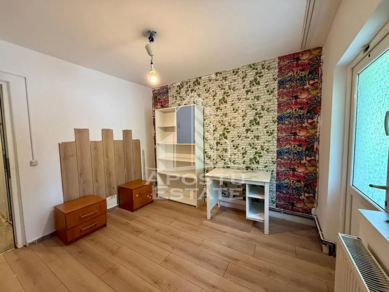Apartament 3 camere de vanzare, zona Lipovei, Timisoara - Agentia imobiliara APOSTU ESTATE va propune spre vanzare un apartament cu 3 camere, decomandat, parter inalt/4, situat in zona Lipovei din Timisoara, judetul Timis.

Apartamentul este amplasat la parterul înalt al unui imobil cu 4 etaje, avem 2 apartamente pe etaj si are o suprafata utila de 56 mp.

Confortul termic se realizeaza prin intermediul centralei proprii pe gaz cu sistem de incalzire prin calorifere.

Compartimentare:

- hol acces spatios

-bucatarie

-camera

-dormitor

- baie cu cada
Proprietatea se vinde cum se vede în imagini, necesita renovare si este o varianta ideala pentru familii, cuplu, investitie.

Vecinatati: Mijloace transport in comun la 5 min de mers pe jos, Scoala generala nr.7 la 4 min de mers cu mașina,,farmacii,banci, Lidl, Pepco, Gym One 6 la 11 minute de mers pe jos,Iulius Mall la 6 minute cu masina, Centrul orasului la 10 minute cu masina.

Agentia imobiliara Apostu Estate va ofera consultanta bancara gratuita prin intermediul colaboratorilor nostri pentru alegerea celui mai potrivit tip de credit, astfel incat tu sa devi noul proprietar al acestui apartament.
Va asteptam cu drag la o vizionare!
Id Intern:CP3180206