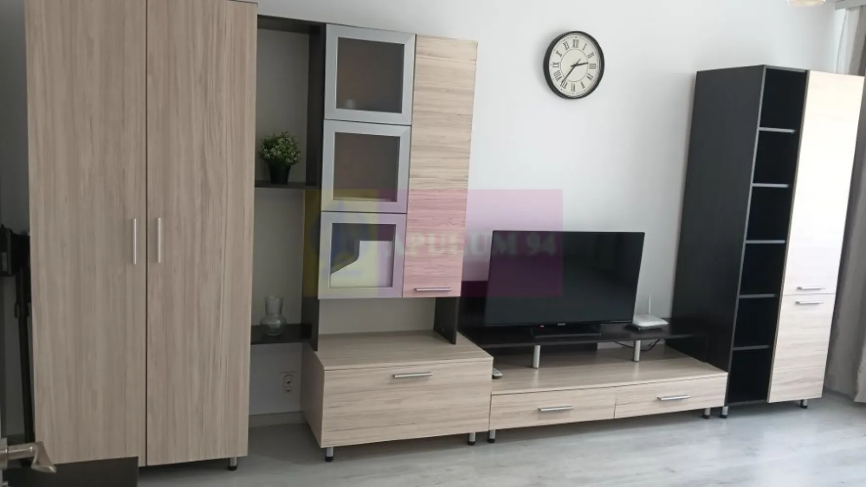 Garsoniera decomandata Nicolae Grigorescu - Agenia Imobiliara Apulum 94, va propune spre vanzare
Garsoniera decomandata,cu o suprafata de 27 m2,situata la etajul 3/10, pozitionata in spatele pietei Salajan ,intr-un bloc mixt,reabilitat termic,constructie 1975, clasa energetica B,costuri de intretinere foarte mici.

Locuinta se afla într-o zona linistita,verde cu acces rapid la parcul IOR, metrou Nicolae Grigorescu,tramvai, autobuze si zone comerciale (supermarketuri,piata,banci,farmacii)

Stare interior: renovata complet (inclusiv instalatiile electrice si sanitare)
-Bucatarie spatioasa cu toate dotarile necesare (mobila,aragaz,hota,frigider, cuptor cu microunde)
-Camera luminoasa si mobilata,aer conditionat (Gree)
-Baie cu dus modern pentru un confort sporit,masina de spalat

Distanta de parcurs, pe jos, pana la statia de metrou Nicolae Grigorescu este de 5 minute