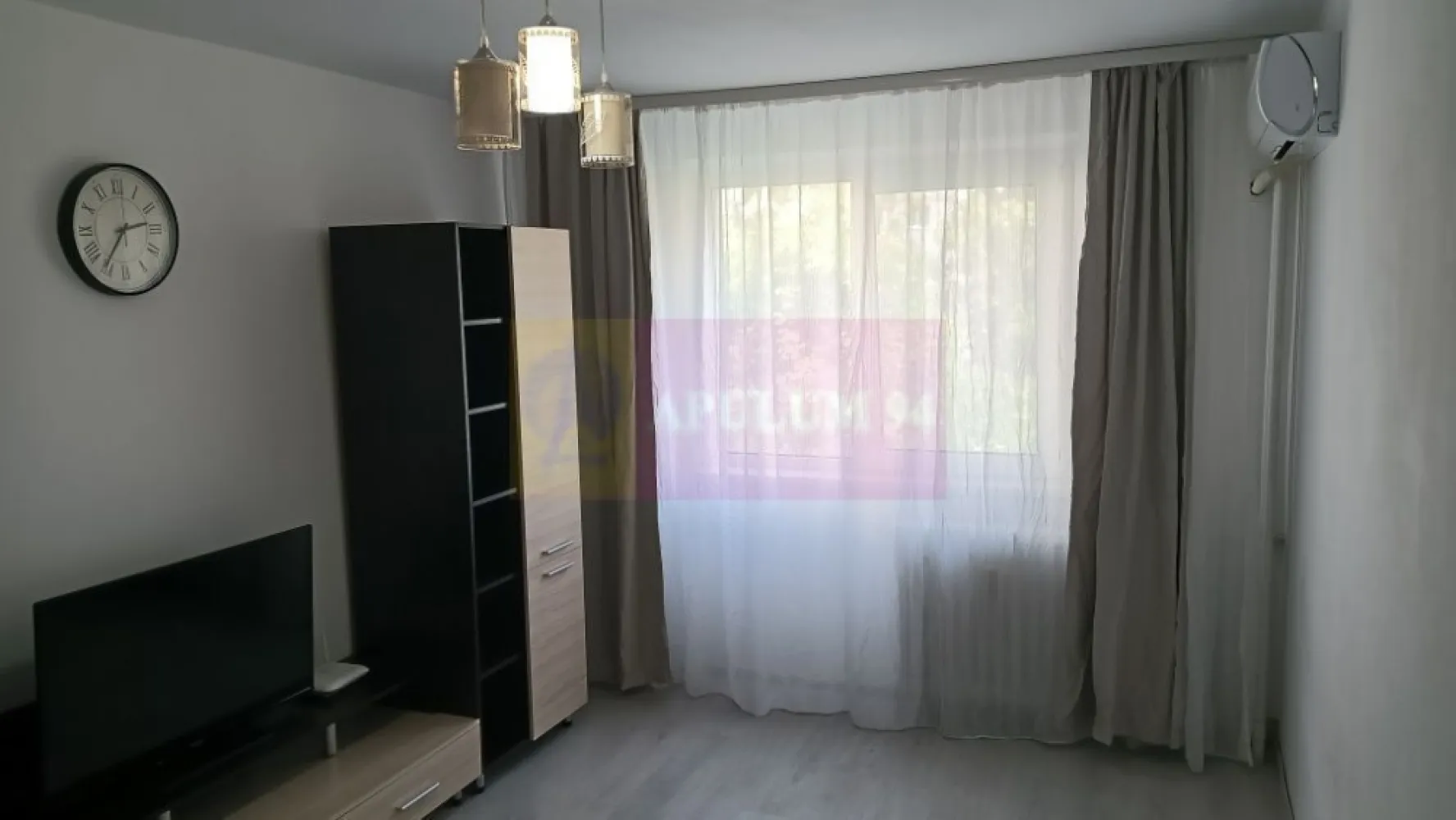 Garsoniera decomandata Nicolae Grigorescu - Agenia Imobiliara Apulum 94, va propune spre vanzare
Garsoniera decomandata,cu o suprafata de 27 m2,situata la etajul 3/10, pozitionata in spatele pietei Salajan ,intr-un bloc mixt,reabilitat termic,constructie 1975, clasa energetica B,costuri de intretinere foarte mici.

Locuinta se afla într-o zona linistita,verde cu acces rapid la parcul IOR, metrou Nicolae Grigorescu,tramvai, autobuze si zone comerciale (supermarketuri,piata,banci,farmacii)

Stare interior: renovata complet (inclusiv instalatiile electrice si sanitare)
-Bucatarie spatioasa cu toate dotarile necesare (mobila,aragaz,hota,frigider, cuptor cu microunde)
-Camera luminoasa si mobilata,aer conditionat (Gree)
-Baie cu dus modern pentru un confort sporit,masina de spalat

Distanta de parcurs, pe jos, pana la statia de metrou Nicolae Grigorescu este de 5 minute