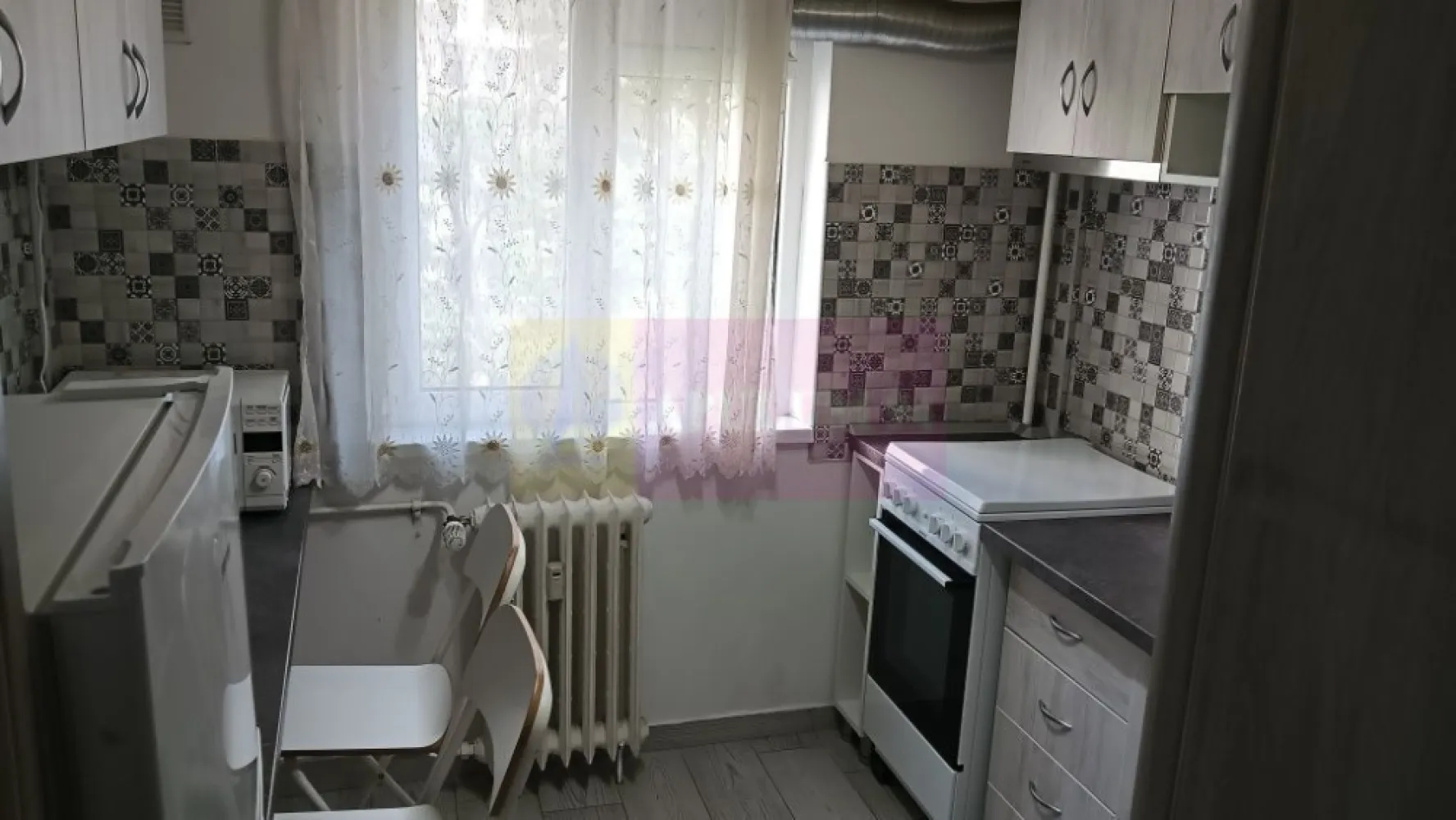 Garsoniera decomandata Nicolae Grigorescu - Agenia Imobiliara Apulum 94, va propune spre vanzare
Garsoniera decomandata,cu o suprafata de 27 m2,situata la etajul 3/10, pozitionata in spatele pietei Salajan ,intr-un bloc mixt,reabilitat termic,constructie 1975, clasa energetica B,costuri de intretinere foarte mici.

Locuinta se afla într-o zona linistita,verde cu acces rapid la parcul IOR, metrou Nicolae Grigorescu,tramvai, autobuze si zone comerciale (supermarketuri,piata,banci,farmacii)

Stare interior: renovata complet (inclusiv instalatiile electrice si sanitare)
-Bucatarie spatioasa cu toate dotarile necesare (mobila,aragaz,hota,frigider, cuptor cu microunde)
-Camera luminoasa si mobilata,aer conditionat (Gree)
-Baie cu dus modern pentru un confort sporit,masina de spalat

Distanta de parcurs, pe jos, pana la statia de metrou Nicolae Grigorescu este de 5 minute