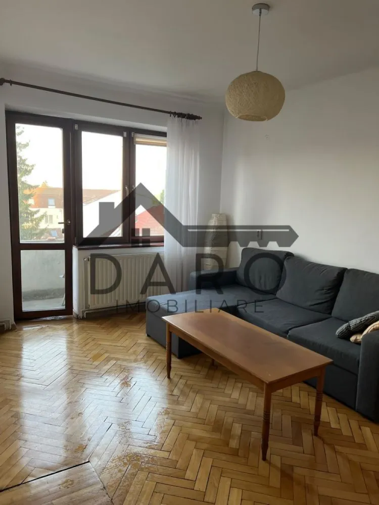 De inchiriat apartament 2 camere in centru - De inchiriat apartament in centrul orasului, recent renovat in stare excelenta. Complet mobilat si echipat (masina de spalat, aspirator, cuptor cu microunde). Disponibil din 1 iulie. Centrala, geamuri termopane, balcon.