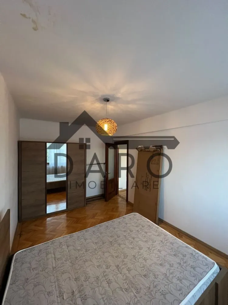 De inchiriat apartament 2 camere in centru - De inchiriat apartament in centrul orasului, recent renovat in stare excelenta. Complet mobilat si echipat (masina de spalat, aspirator, cuptor cu microunde). Disponibil din 1 iulie. Centrala, geamuri termopane, balcon.
