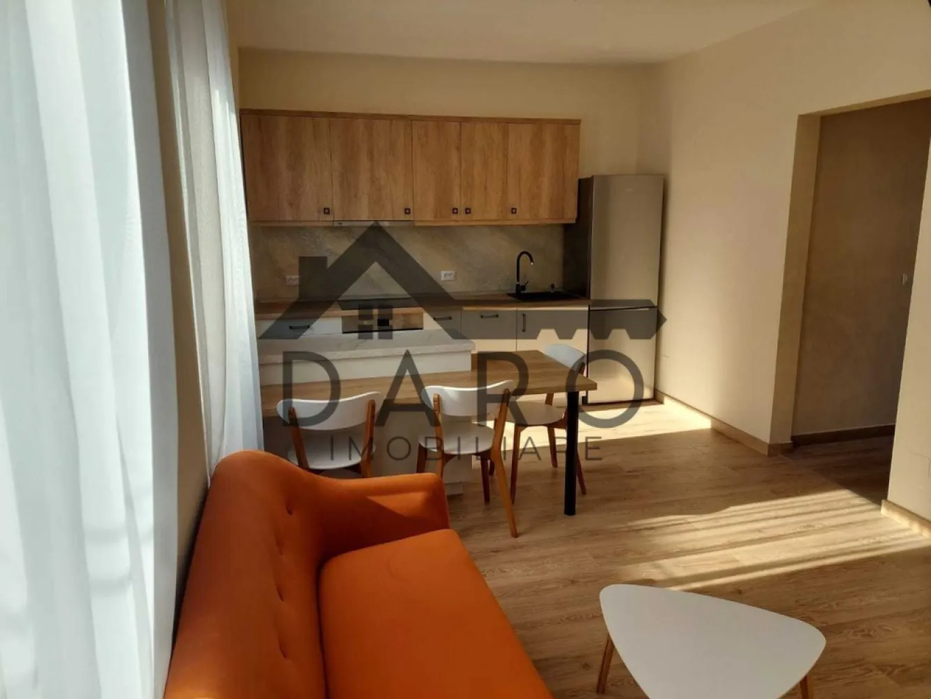 Inchiriez studio in centru, bloc nou, modern amenajat - Proprietar, inchiriez pe termen lung, apartament cu 1 camera in centrul orasului Targu Mures, Str Mihai Eminescu nr 2-4, v-a-v de Clinica Procardia. 
Este situat intr-un bloc nou, recent dat in folosinta, la 3 min de mers pe jos de P-ta Trandafirilor si Cetate.
Apartamentul este la a doua inchiriere, finisat modern, complet mobilat cu mobila noua si de calitate si complet utilat: cuptor electric, plita pe inductie, masina de spalat vase, masina de spalat rufe, frigider, televizor, centrala termica proprie cu caldura in pardoseala dus walk in. 
Loc de parcare disponibil pe strada, se achita abonament anual la primarie, aprox 500 lei / an.