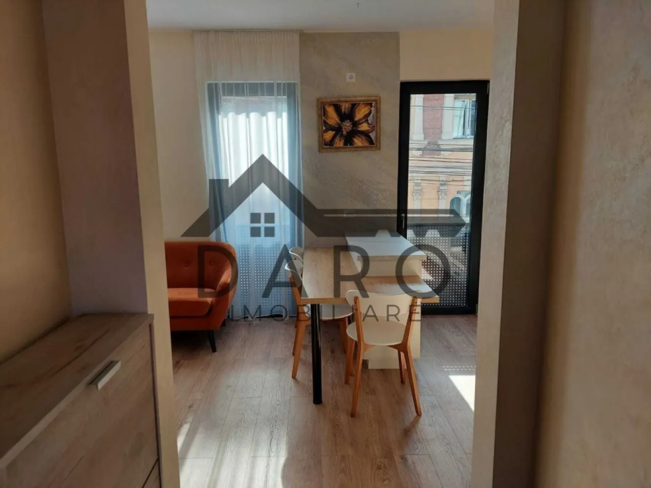 Inchiriez studio in centru, bloc nou, modern amenajat - Proprietar, inchiriez pe termen lung, apartament cu 1 camera in centrul orasului Targu Mures, Str Mihai Eminescu nr 2-4, v-a-v de Clinica Procardia. 
Este situat intr-un bloc nou, recent dat in folosinta, la 3 min de mers pe jos de P-ta Trandafirilor si Cetate.
Apartamentul este la a doua inchiriere, finisat modern, complet mobilat cu mobila noua si de calitate si complet utilat: cuptor electric, plita pe inductie, masina de spalat vase, masina de spalat rufe, frigider, televizor, centrala termica proprie cu caldura in pardoseala dus walk in. 
Loc de parcare disponibil pe strada, se achita abonament anual la primarie, aprox 500 lei / an.