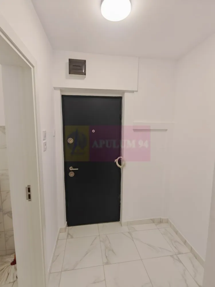 Garsonieră confort 1 Dristor - Agentia Imobiliara Apulum 94
Va propune spre vanzare o garsonieră situată lângă gura de metrou Dristor 2, etaj 2/10, suprafața 31.2 mp. 
Locuința este complet renovată, gresie, faianță,uși schimbate. 
Blocul este curat și civilizat, dispune de paza 24/24, reabilitat termic și fără risc seismic
Comision 0% de la cumparator.