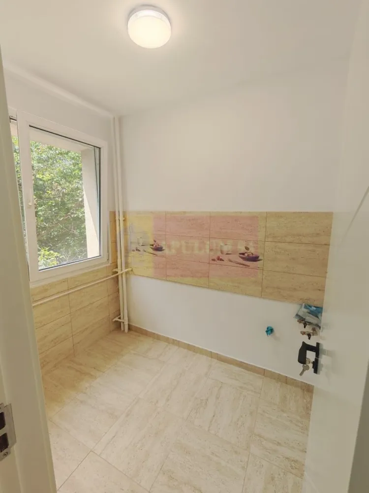 Garsonieră confort 1 Dristor - Agentia Imobiliara Apulum 94
Va propune spre vanzare o garsonieră situată lângă gura de metrou Dristor 2, etaj 2/10, suprafața 31.2 mp. 
Locuința este complet renovată, gresie, faianță,uși schimbate. 
Blocul este curat și civilizat, dispune de paza 24/24, reabilitat termic și fără risc seismic
Comision 0% de la cumparator.