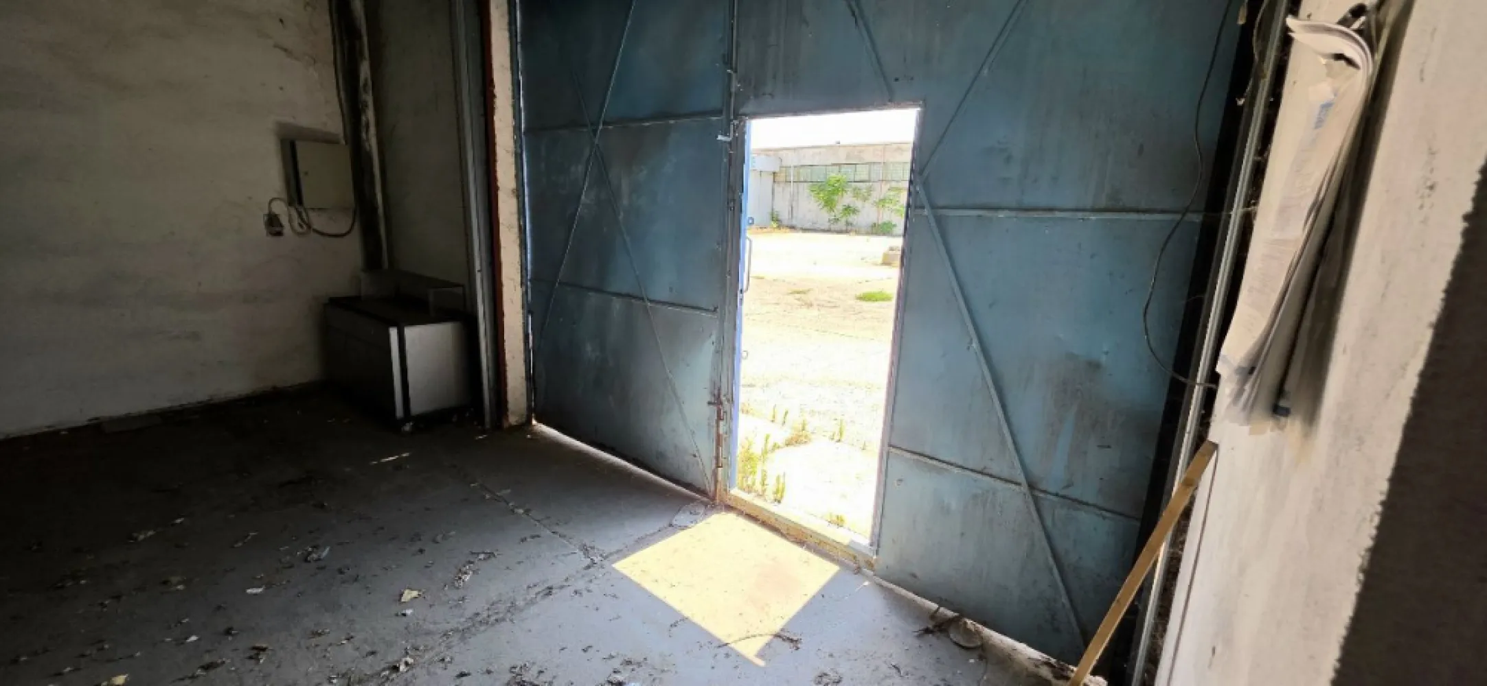 Hală de închiriat Popesti Leordeni – Șoseaua de Centură 550mp - K Imobiliare** propune spre închiriere hală din cărămidă, situată în zona **Șoseaua de Centură – Popesti Leordeni, cu acces facil pentru transport și distribuție.
Detalii proprietate:
* Suprafață utilă: 550 mp**
* 2 usi mari de acces
* Construcție: **cărămidă**
* Înălțime: **4 m**
* Spațiu open space
* Acces facil TIR / utilitare
* Curte pentru manevră / parcare

Localizare excelentă:
* Aproape de centura București
* Acces rapid către oraș și autostrăzi
* Zonă industrială în dezvoltare

 Ideal pentru:

* Depozitare
* Logistică
* Activități de producție ușoară