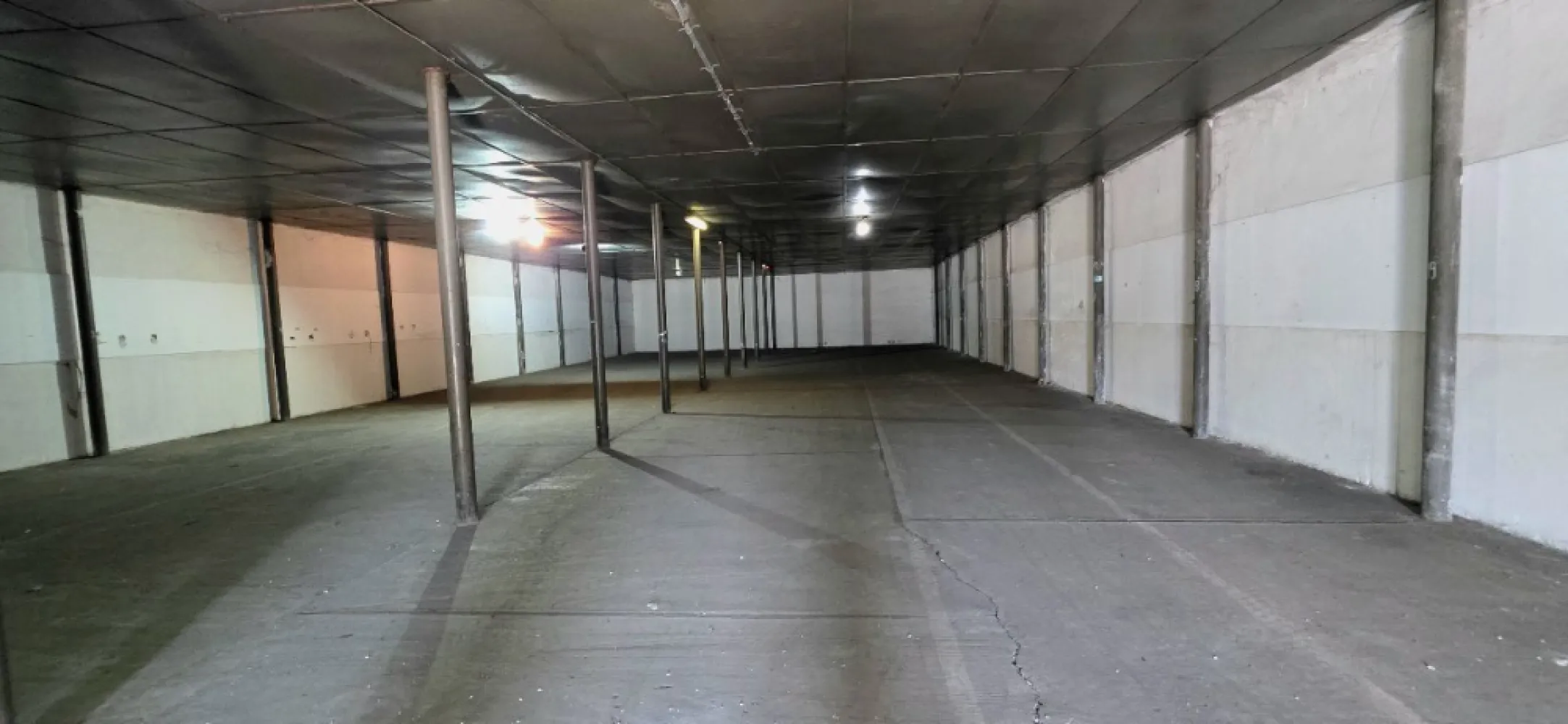 Hală de închiriat Popesti Leordeni – Șoseaua de Centură 550mp - K Imobiliare** propune spre închiriere hală din cărămidă, situată în zona **Șoseaua de Centură – Popesti Leordeni, cu acces facil pentru transport și distribuție.
Detalii proprietate:
* Suprafață utilă: 550 mp**
* 2 usi mari de acces
* Construcție: **cărămidă**
* Înălțime: **4 m**
* Spațiu open space
* Acces facil TIR / utilitare
* Curte pentru manevră / parcare

Localizare excelentă:
* Aproape de centura București
* Acces rapid către oraș și autostrăzi
* Zonă industrială în dezvoltare

 Ideal pentru:

* Depozitare
* Logistică
* Activități de producție ușoară