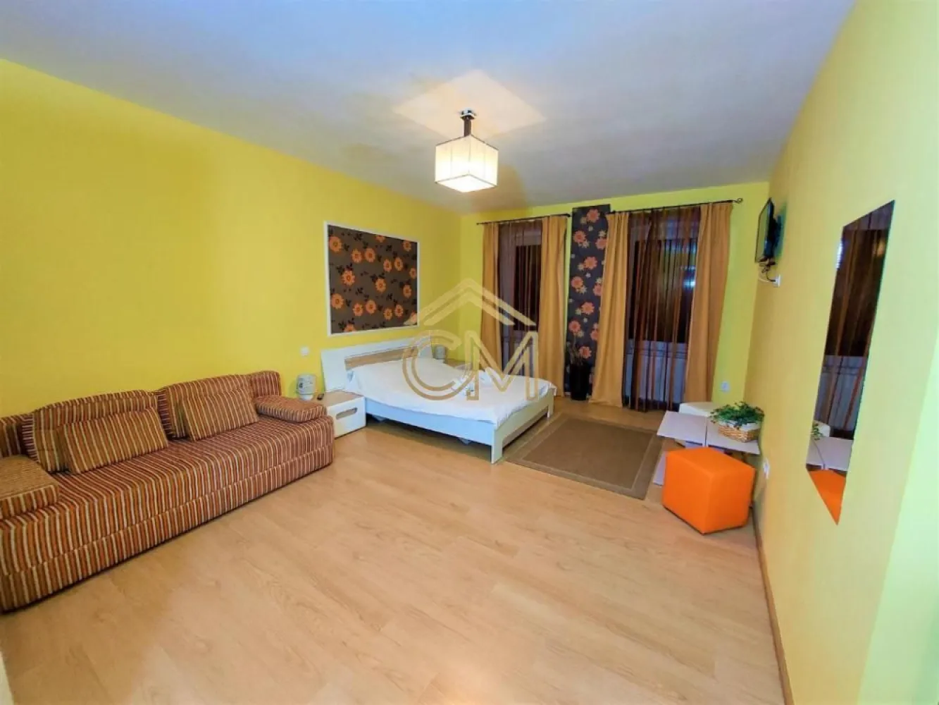 Apartament 4 Camere-138MPU- Ultracentral-Etaj 1 - 💼 Oportunitate de Investiție High-Yield: Business la cheie în Zona Ultracentrală – Parcul Astra
Vă prezentăm o proprietate rară și extrem de profitabilă, situată în inima orașului, cu o vedere deosebită spre Parcul Astra. Este vorba despre un complex format din 4 garsoniere complet independente, finisate, utilate și pregătite din toate punctele de vedere pentru regim hotelier (Airbnb / Booking) sau închiriere pe termen lung.

📐 Structură și Compartimentare (138 mp Utili)
Fiecare unitate locativă a fost gândită inteligent pentru a maximiza spațiul și confortul oaspeților, având baie și bucătărie proprie:

2 Garsoniere Decomandate: Confort sporit, cu delimitare clară a spațiilor.

2 Garsoniere Tip Studio: Moderne, cochete și foarte solicitate de către turiști.

📦 Anexe și Spații de Depozitare Incluse
Un mare avantaj logistic pentru administrarea regimului hotelier (depozitare lenjerii, produse de curățenie etc.) îl reprezintă anexele generoase din proprietate:

Pivniță 1: 22 mp

Pivniță 2: 11 mp

3 Spații de depozitare (magazii): 7 mp în total

📈 De ce reprezintă această proprietate investiția perfectă?
Business la cheie: Unitățile sunt pregătite pentru introducerea imediată în circuitul turistic. Nu necesită timp pierdut cu renovări sau reamenajări.

Locație de top: Poziționarea ultracentrală, lângă Parcul Astra, garantează un grad de ocupare ridicat pe tot parcursul anului.

Optimizarea costurilor: Fiind grupate pe același etaj, administrarea, curățenia și mentenanța celor 4 unități se fac mult mai rapid și mai ieftin.

📞 Detalii și Vizionări: 0732258587

✉️ Pentru informații suplimentare, randament estimat sau programarea unei vizionări, vă stăm la dispoziție prin mesaj privat sau telefonic.