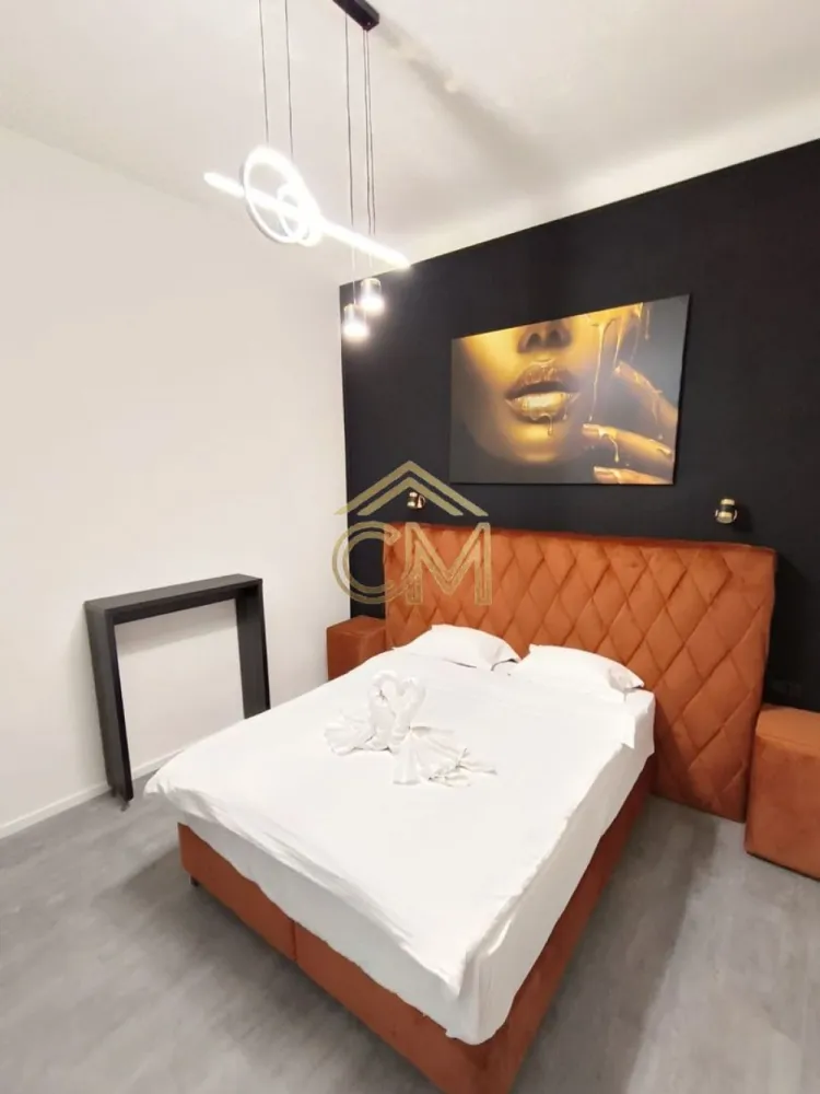 Apartament 4 Camere-Ultracentral-Etaj 1-Pivnita-82MPU - 🎯 Oportunitate Unică: Proprietate Duală în Zona Ultracentrală – Vedere spre Parcul Astra
Vă oferim spre vânzare o proprietate deosebită, situată în zona ultracentrală a orașului, cu o vedere panoramică superbă direct spre Parcul Astra.

Marele avantaj al acestui imobil este compartimentarea inteligentă: deși în acte figurează ca un singur apartament de 4 camere, spațiul a fost configurat în două apartamente complet independente, fiecare cu câte 2 camere și utilități proprii.

📐 Detalii Tehnice și Suprafețe
Suprafață utilă: 82 mp

Suprafață construită: 115 mp

Etaj: 1

Anexe: Dispune de pivniță separată, ideală pentru depozitare in suprafata de 15,20 MPU

🔄 Compartimentare Inteligentă (2 Intrări Separate)
Proprietatea este deja împărțită în două unități locative distincte, ideale pentru exploatare imediată:

Apartamentul 1: 2 camere, bucătărie, baie proprie.

Apartamentul 2: 2 camere, baie, acces separat.(necesita amenajare)

🛠️ Stare Imobil: Renovat 
 Apartamentul 1: A fost renovată cu finisaje de calitate. Toate instalațiile sunt noi, iar spațiul este gata pentru utilizare imediată, fără a mai necesita nicio investiție din partea viitorului proprietar.
 Apartametul 2: A fost renovat partial urmand ca viitorul proprietar sa isi puna ampreta pe detalii.

📈 Potențial Maxim: Investiție sau Locuit
Datorită poziționării de top și a celor două intrări separate, proprietatea oferă o flexibilitate rară pe piață:

Regim Hotelier (Airbnb / Booking): Configurația permite închirierea simultană a două unități locative în inima orașului, garantând un randament anual excelent.

Chirie pe termen lung / Hibrid: Puteți locui într-o jumătate de apartament în timp ce o închiriați pe cealaltă, sau puteți genera două chirii distincte.

Locuință pentru familii extinse: Perfect pentru cei care își doresc independență, dar vor să rămână aproape de familie.

📞 Contact pentru detalii și vizionări: 0732258587