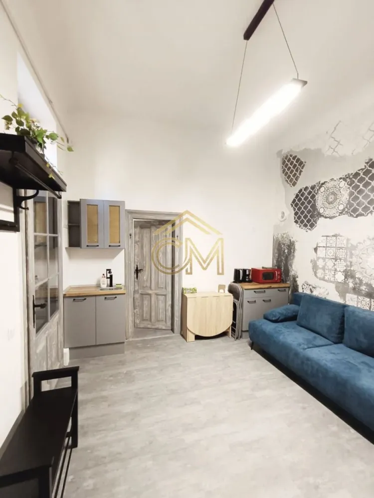 Apartament 4 Camere-Ultracentral-Etaj 1-Pivnita-82MPU - 🎯 Oportunitate Unică: Proprietate Duală în Zona Ultracentrală – Vedere spre Parcul Astra
Vă oferim spre vânzare o proprietate deosebită, situată în zona ultracentrală a orașului, cu o vedere panoramică superbă direct spre Parcul Astra.

Marele avantaj al acestui imobil este compartimentarea inteligentă: deși în acte figurează ca un singur apartament de 4 camere, spațiul a fost configurat în două apartamente complet independente, fiecare cu câte 2 camere și utilități proprii.

📐 Detalii Tehnice și Suprafețe
Suprafață utilă: 82 mp

Suprafață construită: 115 mp

Etaj: 1

Anexe: Dispune de pivniță separată, ideală pentru depozitare in suprafata de 15,20 MPU

🔄 Compartimentare Inteligentă (2 Intrări Separate)
Proprietatea este deja împărțită în două unități locative distincte, ideale pentru exploatare imediată:

Apartamentul 1: 2 camere, bucătărie, baie proprie.

Apartamentul 2: 2 camere, baie, acces separat.(necesita amenajare)

🛠️ Stare Imobil: Renovat 
 Apartamentul 1: A fost renovată cu finisaje de calitate. Toate instalațiile sunt noi, iar spațiul este gata pentru utilizare imediată, fără a mai necesita nicio investiție din partea viitorului proprietar.
 Apartametul 2: A fost renovat partial urmand ca viitorul proprietar sa isi puna ampreta pe detalii.

📈 Potențial Maxim: Investiție sau Locuit
Datorită poziționării de top și a celor două intrări separate, proprietatea oferă o flexibilitate rară pe piață:

Regim Hotelier (Airbnb / Booking): Configurația permite închirierea simultană a două unități locative în inima orașului, garantând un randament anual excelent.

Chirie pe termen lung / Hibrid: Puteți locui într-o jumătate de apartament în timp ce o închiriați pe cealaltă, sau puteți genera două chirii distincte.

Locuință pentru familii extinse: Perfect pentru cei care își doresc independență, dar vor să rămână aproape de familie.

📞 Contact pentru detalii și vizionări: 0732258587