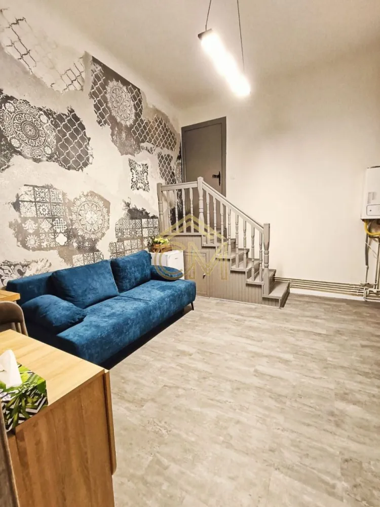 Apartament 4 Camere-Ultracentral-Etaj 1-Pivnita-82MPU - 🎯 Oportunitate Unică: Proprietate Duală în Zona Ultracentrală – Vedere spre Parcul Astra
Vă oferim spre vânzare o proprietate deosebită, situată în zona ultracentrală a orașului, cu o vedere panoramică superbă direct spre Parcul Astra.

Marele avantaj al acestui imobil este compartimentarea inteligentă: deși în acte figurează ca un singur apartament de 4 camere, spațiul a fost configurat în două apartamente complet independente, fiecare cu câte 2 camere și utilități proprii.

📐 Detalii Tehnice și Suprafețe
Suprafață utilă: 82 mp

Suprafață construită: 115 mp

Etaj: 1

Anexe: Dispune de pivniță separată, ideală pentru depozitare in suprafata de 15,20 MPU

🔄 Compartimentare Inteligentă (2 Intrări Separate)
Proprietatea este deja împărțită în două unități locative distincte, ideale pentru exploatare imediată:

Apartamentul 1: 2 camere, bucătărie, baie proprie.

Apartamentul 2: 2 camere, baie, acces separat.(necesita amenajare)

🛠️ Stare Imobil: Renovat 
 Apartamentul 1: A fost renovată cu finisaje de calitate. Toate instalațiile sunt noi, iar spațiul este gata pentru utilizare imediată, fără a mai necesita nicio investiție din partea viitorului proprietar.
 Apartametul 2: A fost renovat partial urmand ca viitorul proprietar sa isi puna ampreta pe detalii.

📈 Potențial Maxim: Investiție sau Locuit
Datorită poziționării de top și a celor două intrări separate, proprietatea oferă o flexibilitate rară pe piață:

Regim Hotelier (Airbnb / Booking): Configurația permite închirierea simultană a două unități locative în inima orașului, garantând un randament anual excelent.

Chirie pe termen lung / Hibrid: Puteți locui într-o jumătate de apartament în timp ce o închiriați pe cealaltă, sau puteți genera două chirii distincte.

Locuință pentru familii extinse: Perfect pentru cei care își doresc independență, dar vor să rămână aproape de familie.

📞 Contact pentru detalii și vizionări: 0732258587
