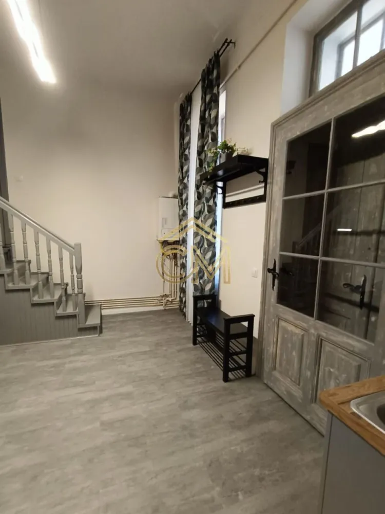 Apartament 4 Camere-Ultracentral-Etaj 1-Pivnita-82MPU - 🎯 Oportunitate Unică: Proprietate Duală în Zona Ultracentrală – Vedere spre Parcul Astra
Vă oferim spre vânzare o proprietate deosebită, situată în zona ultracentrală a orașului, cu o vedere panoramică superbă direct spre Parcul Astra.

Marele avantaj al acestui imobil este compartimentarea inteligentă: deși în acte figurează ca un singur apartament de 4 camere, spațiul a fost configurat în două apartamente complet independente, fiecare cu câte 2 camere și utilități proprii.

📐 Detalii Tehnice și Suprafețe
Suprafață utilă: 82 mp

Suprafață construită: 115 mp

Etaj: 1

Anexe: Dispune de pivniță separată, ideală pentru depozitare in suprafata de 15,20 MPU

🔄 Compartimentare Inteligentă (2 Intrări Separate)
Proprietatea este deja împărțită în două unități locative distincte, ideale pentru exploatare imediată:

Apartamentul 1: 2 camere, bucătărie, baie proprie.

Apartamentul 2: 2 camere, baie, acces separat.(necesita amenajare)

🛠️ Stare Imobil: Renovat 
 Apartamentul 1: A fost renovată cu finisaje de calitate. Toate instalațiile sunt noi, iar spațiul este gata pentru utilizare imediată, fără a mai necesita nicio investiție din partea viitorului proprietar.
 Apartametul 2: A fost renovat partial urmand ca viitorul proprietar sa isi puna ampreta pe detalii.

📈 Potențial Maxim: Investiție sau Locuit
Datorită poziționării de top și a celor două intrări separate, proprietatea oferă o flexibilitate rară pe piață:

Regim Hotelier (Airbnb / Booking): Configurația permite închirierea simultană a două unități locative în inima orașului, garantând un randament anual excelent.

Chirie pe termen lung / Hibrid: Puteți locui într-o jumătate de apartament în timp ce o închiriați pe cealaltă, sau puteți genera două chirii distincte.

Locuință pentru familii extinse: Perfect pentru cei care își doresc independență, dar vor să rămână aproape de familie.

📞 Contact pentru detalii și vizionări: 0732258587