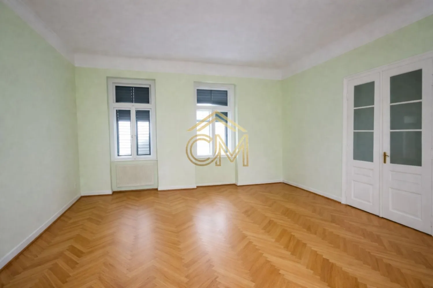 Apartament 4 Camere-Ultracentral-Etaj 1-Pivnita-82MPU - 🎯 Oportunitate Unică: Proprietate Duală în Zona Ultracentrală – Vedere spre Parcul Astra
Vă oferim spre vânzare o proprietate deosebită, situată în zona ultracentrală a orașului, cu o vedere panoramică superbă direct spre Parcul Astra.

Marele avantaj al acestui imobil este compartimentarea inteligentă: deși în acte figurează ca un singur apartament de 4 camere, spațiul a fost configurat în două apartamente complet independente, fiecare cu câte 2 camere și utilități proprii.

📐 Detalii Tehnice și Suprafețe
Suprafață utilă: 82 mp

Suprafață construită: 115 mp

Etaj: 1

Anexe: Dispune de pivniță separată, ideală pentru depozitare in suprafata de 15,20 MPU

🔄 Compartimentare Inteligentă (2 Intrări Separate)
Proprietatea este deja împărțită în două unități locative distincte, ideale pentru exploatare imediată:

Apartamentul 1: 2 camere, bucătărie, baie proprie.

Apartamentul 2: 2 camere, baie, acces separat.(necesita amenajare)

🛠️ Stare Imobil: Renovat 
 Apartamentul 1: A fost renovată cu finisaje de calitate. Toate instalațiile sunt noi, iar spațiul este gata pentru utilizare imediată, fără a mai necesita nicio investiție din partea viitorului proprietar.
 Apartametul 2: A fost renovat partial urmand ca viitorul proprietar sa isi puna ampreta pe detalii.

📈 Potențial Maxim: Investiție sau Locuit
Datorită poziționării de top și a celor două intrări separate, proprietatea oferă o flexibilitate rară pe piață:

Regim Hotelier (Airbnb / Booking): Configurația permite închirierea simultană a două unități locative în inima orașului, garantând un randament anual excelent.

Chirie pe termen lung / Hibrid: Puteți locui într-o jumătate de apartament în timp ce o închiriați pe cealaltă, sau puteți genera două chirii distincte.

Locuință pentru familii extinse: Perfect pentru cei care își doresc independență, dar vor să rămână aproape de familie.

📞 Contact pentru detalii și vizionări: 0732258587