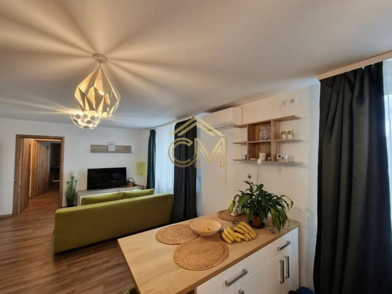 Aparatment 3 Camere-Etaj 3- Ultracentral- Modern - Închiriere Apartament 3 Camere | Ultra-Central Sibiu (Zona Arhivelor / Piața Mare)

Cauți un loc care să îmbine perfect vibe-ul istoric al Sibiului cu confortul modern? Acest apartament situat în zona premium a orașului, la doar câțiva pași de Piața Mare, își caută chiriașii!

✨ Detalii proprietate:

Configurație: 3 camere inteligente – Living spațios de tip open-space cu bucătărie complet utilată, 1 dormitor matrimonial călduros și 1 birou ideal pentru text-de-acasă (remote work).

Baie: Finisată modern, cu materiale de calitate.

Etaj: 3 (oferă o priveliște excelentă și liniște față de agitația străzii).

Stare: Finisat modern, complet mobilat și utilat premium – te poți muta imediat!

💎 Avantaje top:

Locație de revistă: Zona Arhivelor, chiar lângă Piața Mare.

Acces ultra-rapid la cele mai bune restaurante, cafenele și puncte de interes din Sibiu.

Perfect pentru un cuplu sau un profesionist care are nevoie de un spațiu dedicat pentru birou.

📞 Contact: Pentru detalii și vizionări, lasă-mi un mesaj în privat sau sună la 0732258587