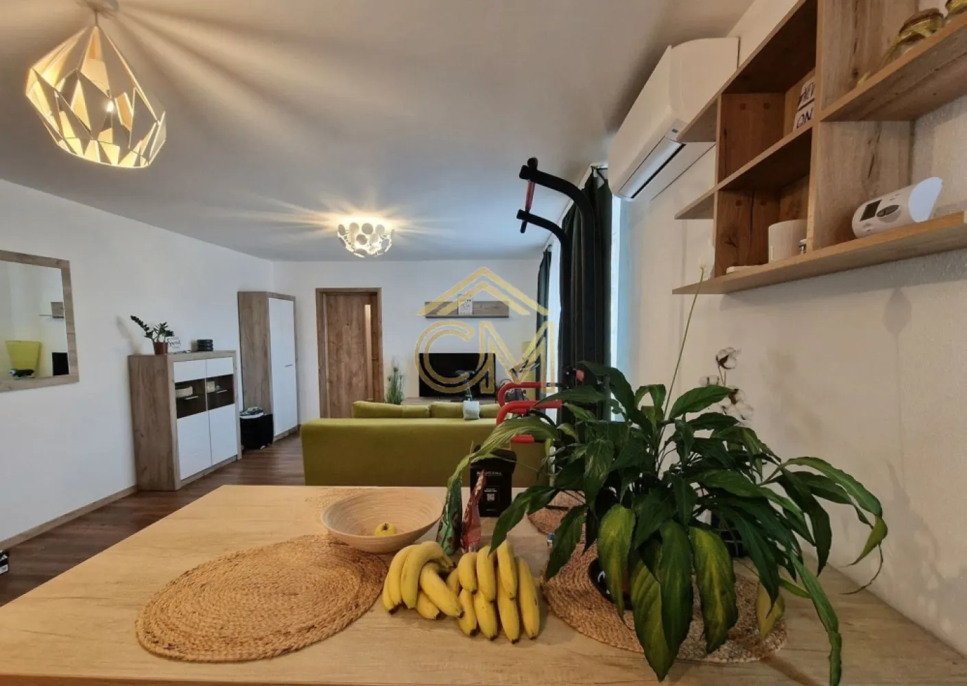Aparatment 3 Camere-Etaj 3- Ultracentral- Modern - Închiriere Apartament 3 Camere | Ultra-Central Sibiu (Zona Arhivelor / Piața Mare)

Cauți un loc care să îmbine perfect vibe-ul istoric al Sibiului cu confortul modern? Acest apartament situat în zona premium a orașului, la doar câțiva pași de Piața Mare, își caută chiriașii!

✨ Detalii proprietate:

Configurație: 3 camere inteligente – Living spațios de tip open-space cu bucătărie complet utilată, 1 dormitor matrimonial călduros și 1 birou ideal pentru text-de-acasă (remote work).

Baie: Finisată modern, cu materiale de calitate.

Etaj: 3 (oferă o priveliște excelentă și liniște față de agitația străzii).

Stare: Finisat modern, complet mobilat și utilat premium – te poți muta imediat!

💎 Avantaje top:

Locație de revistă: Zona Arhivelor, chiar lângă Piața Mare.

Acces ultra-rapid la cele mai bune restaurante, cafenele și puncte de interes din Sibiu.

Perfect pentru un cuplu sau un profesionist care are nevoie de un spațiu dedicat pentru birou.

📞 Contact: Pentru detalii și vizionări, lasă-mi un mesaj în privat sau sună la 0732258587