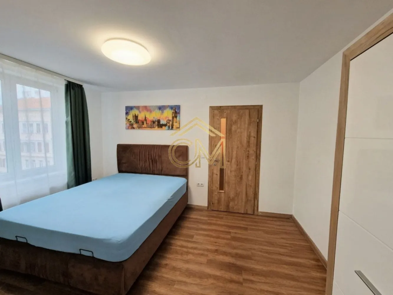 Aparatment 3 Camere-Etaj 3- Ultracentral- Modern - Închiriere Apartament 3 Camere | Ultra-Central Sibiu (Zona Arhivelor / Piața Mare)

Cauți un loc care să îmbine perfect vibe-ul istoric al Sibiului cu confortul modern? Acest apartament situat în zona premium a orașului, la doar câțiva pași de Piața Mare, își caută chiriașii!

✨ Detalii proprietate:

Configurație: 3 camere inteligente – Living spațios de tip open-space cu bucătărie complet utilată, 1 dormitor matrimonial călduros și 1 birou ideal pentru text-de-acasă (remote work).

Baie: Finisată modern, cu materiale de calitate.

Etaj: 3 (oferă o priveliște excelentă și liniște față de agitația străzii).

Stare: Finisat modern, complet mobilat și utilat premium – te poți muta imediat!

💎 Avantaje top:

Locație de revistă: Zona Arhivelor, chiar lângă Piața Mare.

Acces ultra-rapid la cele mai bune restaurante, cafenele și puncte de interes din Sibiu.

Perfect pentru un cuplu sau un profesionist care are nevoie de un spațiu dedicat pentru birou.

📞 Contact: Pentru detalii și vizionări, lasă-mi un mesaj în privat sau sună la 0732258587