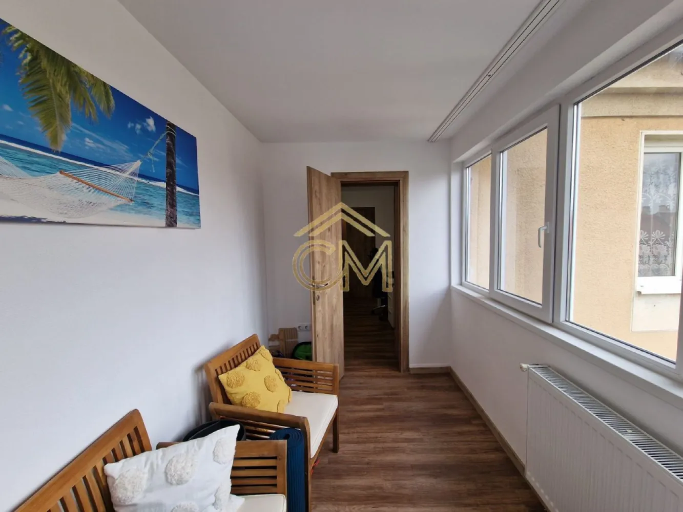 Aparatment 3 Camere-Etaj 3- Ultracentral- Modern - Închiriere Apartament 3 Camere | Ultra-Central Sibiu (Zona Arhivelor / Piața Mare)

Cauți un loc care să îmbine perfect vibe-ul istoric al Sibiului cu confortul modern? Acest apartament situat în zona premium a orașului, la doar câțiva pași de Piața Mare, își caută chiriașii!

✨ Detalii proprietate:

Configurație: 3 camere inteligente – Living spațios de tip open-space cu bucătărie complet utilată, 1 dormitor matrimonial călduros și 1 birou ideal pentru text-de-acasă (remote work).

Baie: Finisată modern, cu materiale de calitate.

Etaj: 3 (oferă o priveliște excelentă și liniște față de agitația străzii).

Stare: Finisat modern, complet mobilat și utilat premium – te poți muta imediat!

💎 Avantaje top:

Locație de revistă: Zona Arhivelor, chiar lângă Piața Mare.

Acces ultra-rapid la cele mai bune restaurante, cafenele și puncte de interes din Sibiu.

Perfect pentru un cuplu sau un profesionist care are nevoie de un spațiu dedicat pentru birou.

📞 Contact: Pentru detalii și vizionări, lasă-mi un mesaj în privat sau sună la 0732258587