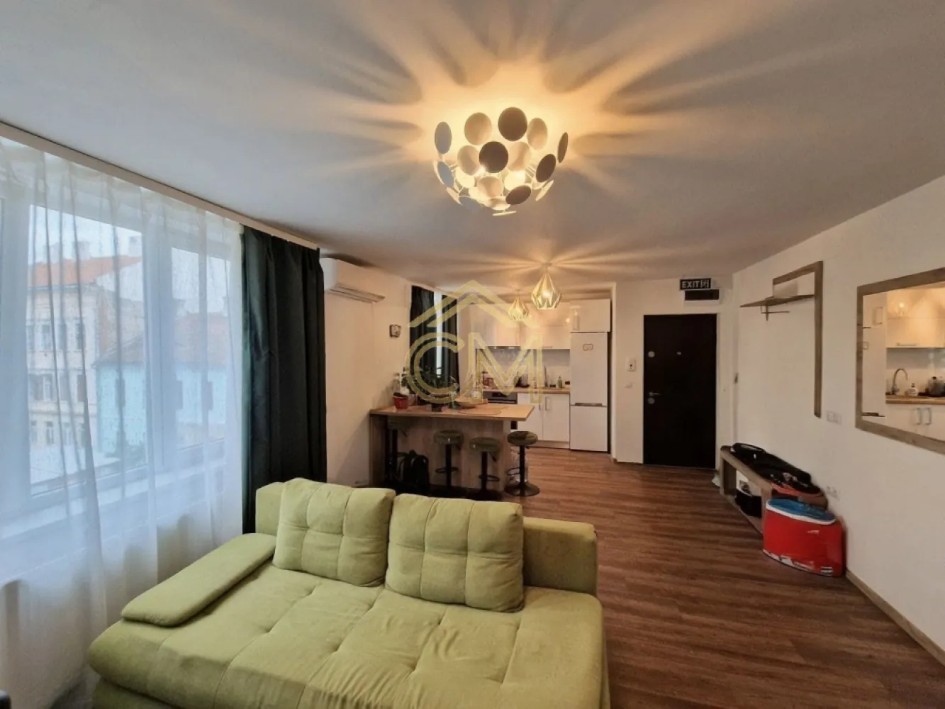 Aparatment-3 Camere-Ultracentral-Renovat Complet - Vă propunem spre vânzare un apartament deosebit, situat în inima Sibiului, Zona Arhivelor-Piata Mare, la doar câțiva pași de Piața Mare. Proprietatea reprezintă o oportunitate rară de investiție sau locuință, îmbinând farmecul zonei istorice cu confortul modern.

📐 Detalii și Compartimentare
Apartamentul are 3 Camere cu o suprafață totală de 62 mp, este situat la etajul 3 și are o compartimentare inteligentă și funcțională:

Living primitor cu bucătărie (open space modern)

Dormitor luminos și confortabil

Birou (ideal pentru work from home sau cameră de oaspeți)

Baie dotată cu geam (asigură o aerisire naturală optimă)

🛠️ Renovare Completă (2021)
Locuința a fost renovată integral în anul 2021, de la stadiul de gri, folosindu-se materiale de calitate superioară. Au fost schimbate complet:

Instalațiile electrice

Instalațiile termice

Instalațiile sanitare

💡 Pregătit pentru viitor: Nu necesită nicio investiție suplimentară. Vă puteți muta imediat!

📈 Potențial Excelent: Locuință sau Investiție
Datorită poziționării ultracentrale de top (stradă pietonală/semi-pietonală extrem de căutată), apartamentul este ideal pentru:

Regim Hotelier (Airbnb / Booking): Cerere turistică masivă pe tot parcursul anului.

Chirie pe termen lung: Pretabil pentru expați, tineri profesioniști sau studenți.

Locuință personală: Pentru cei care vor să se bucure de viața culturală a Sibiului, având restaurantele, cafenelele și muzeele la doi pași.
Pentru mai multe detalii sau pentru o vizionare suna la numarul 0732258587