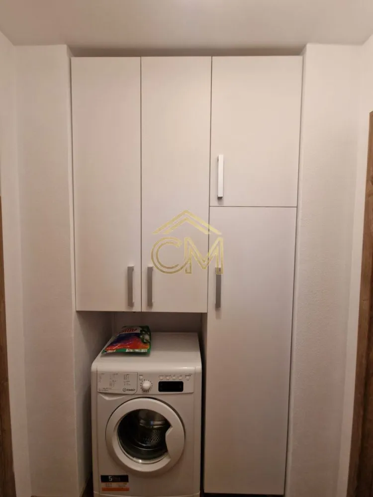 Aparatment-3 Camere-Ultracentral-Renovat Complet - Vă propunem spre vânzare un apartament deosebit, situat în inima Sibiului, Zona Arhivelor-Piata Mare, la doar câțiva pași de Piața Mare. Proprietatea reprezintă o oportunitate rară de investiție sau locuință, îmbinând farmecul zonei istorice cu confortul modern.

📐 Detalii și Compartimentare
Apartamentul are 3 Camere cu o suprafață totală de 62 mp, este situat la etajul 3 și are o compartimentare inteligentă și funcțională:

Living primitor cu bucătărie (open space modern)

Dormitor luminos și confortabil

Birou (ideal pentru work from home sau cameră de oaspeți)

Baie dotată cu geam (asigură o aerisire naturală optimă)

🛠️ Renovare Completă (2021)
Locuința a fost renovată integral în anul 2021, de la stadiul de gri, folosindu-se materiale de calitate superioară. Au fost schimbate complet:

Instalațiile electrice

Instalațiile termice

Instalațiile sanitare

💡 Pregătit pentru viitor: Nu necesită nicio investiție suplimentară. Vă puteți muta imediat!

📈 Potențial Excelent: Locuință sau Investiție
Datorită poziționării ultracentrale de top (stradă pietonală/semi-pietonală extrem de căutată), apartamentul este ideal pentru:

Regim Hotelier (Airbnb / Booking): Cerere turistică masivă pe tot parcursul anului.

Chirie pe termen lung: Pretabil pentru expați, tineri profesioniști sau studenți.

Locuință personală: Pentru cei care vor să se bucure de viața culturală a Sibiului, având restaurantele, cafenelele și muzeele la doi pași.
Pentru mai multe detalii sau pentru o vizionare suna la numarul 0732258587