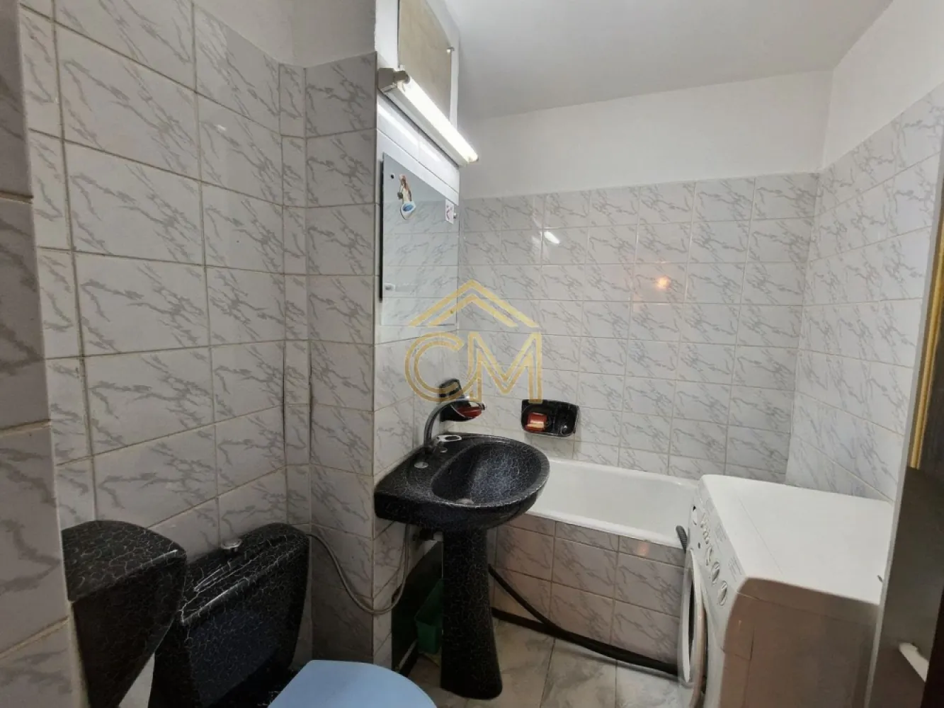 Apartament 4 Camere-2 Bai-2 Balcoane- Pivnita-80 MP - Va propunem spre vanzare un apartament cu 4 camere, complet decomandat, situat într-o zonă excelentă: chiar la granița dintre Zona Centrală și cartierul Ștrand. Dacă ești în căutarea unui spațiu generos, primitor și situat aproape de tot ce ai nevoie, s-ar putea ca acesta să fie viitorul tău cămin!

Apartamentul se află la etajul 3 din 4 (poziția ideală din punct de vedere termic și al liniștii) și vine cu o compartimentare excelentă pentru o familie care apreciază spațiul și intimitatea.

 Ce găsești în interior?
4 camere mari și luminoase, perfecte pentru dormitoare, living și un birou de lucru acasă.

2 băi, ca să eviți aglomerația din fiecare dimineață.

2 holuri care oferă o separare foarte bună între zona de zi și cea de odihnă.

2 balcoane închise, ideale pentru o cafea dimineața sau pentru extra-spațiu.

📦 Campion la spații de depozitare!
Știm cât de importante sunt locurile pentru organizare, iar acest apartament stă excelent la acest capitol:

3 debarale și 1 cămară în interior (pentru haine, electrocasnice și provizii).

Pivniță proprie la subsolul blocului (perfectă pentru biciclete, cauciucuri sau lucruri sezoniere).
 
 Locație de top
Ești la câțiva pași de Centru, dar te bucuri de atmosfera liniștită și verde specifică cartierului Ștrand. Școli, parcuri, magazine și stații de transport – toate sunt în imediata apropiere.

- De ce se vinde rapid?
Proprietarul dorește o tranzacționare rapidă, actele sunt complet la zi și pregătite pentru vânzare. Prețul este competitiv, iar apartamentul oferă o bază perfectă pentru a fi personalizat exact așa cum îți dorești.

Sună acum la 0732258587 pentru a stabili o vizionare rapidă sau pentru mai multe informatii. Proprietățile atât de spațioase în această zonă sunt destul de rare!