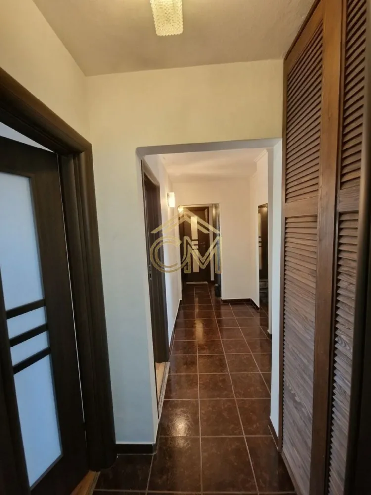 Apartament 4 Camere-2 Bai-2 Balcoane- Pivnita-80 MP - Va propunem spre vanzare un apartament cu 4 camere, complet decomandat, situat într-o zonă excelentă: chiar la granița dintre Zona Centrală și cartierul Ștrand. Dacă ești în căutarea unui spațiu generos, primitor și situat aproape de tot ce ai nevoie, s-ar putea ca acesta să fie viitorul tău cămin!

Apartamentul se află la etajul 3 din 4 (poziția ideală din punct de vedere termic și al liniștii) și vine cu o compartimentare excelentă pentru o familie care apreciază spațiul și intimitatea.

 Ce găsești în interior?
4 camere mari și luminoase, perfecte pentru dormitoare, living și un birou de lucru acasă.

2 băi, ca să eviți aglomerația din fiecare dimineață.

2 holuri care oferă o separare foarte bună între zona de zi și cea de odihnă.

2 balcoane închise, ideale pentru o cafea dimineața sau pentru extra-spațiu.

📦 Campion la spații de depozitare!
Știm cât de importante sunt locurile pentru organizare, iar acest apartament stă excelent la acest capitol:

3 debarale și 1 cămară în interior (pentru haine, electrocasnice și provizii).

Pivniță proprie la subsolul blocului (perfectă pentru biciclete, cauciucuri sau lucruri sezoniere).
 
 Locație de top
Ești la câțiva pași de Centru, dar te bucuri de atmosfera liniștită și verde specifică cartierului Ștrand. Școli, parcuri, magazine și stații de transport – toate sunt în imediata apropiere.

- De ce se vinde rapid?
Proprietarul dorește o tranzacționare rapidă, actele sunt complet la zi și pregătite pentru vânzare. Prețul este competitiv, iar apartamentul oferă o bază perfectă pentru a fi personalizat exact așa cum îți dorești.

Sună acum la 0732258587 pentru a stabili o vizionare rapidă sau pentru mai multe informatii. Proprietățile atât de spațioase în această zonă sunt destul de rare!