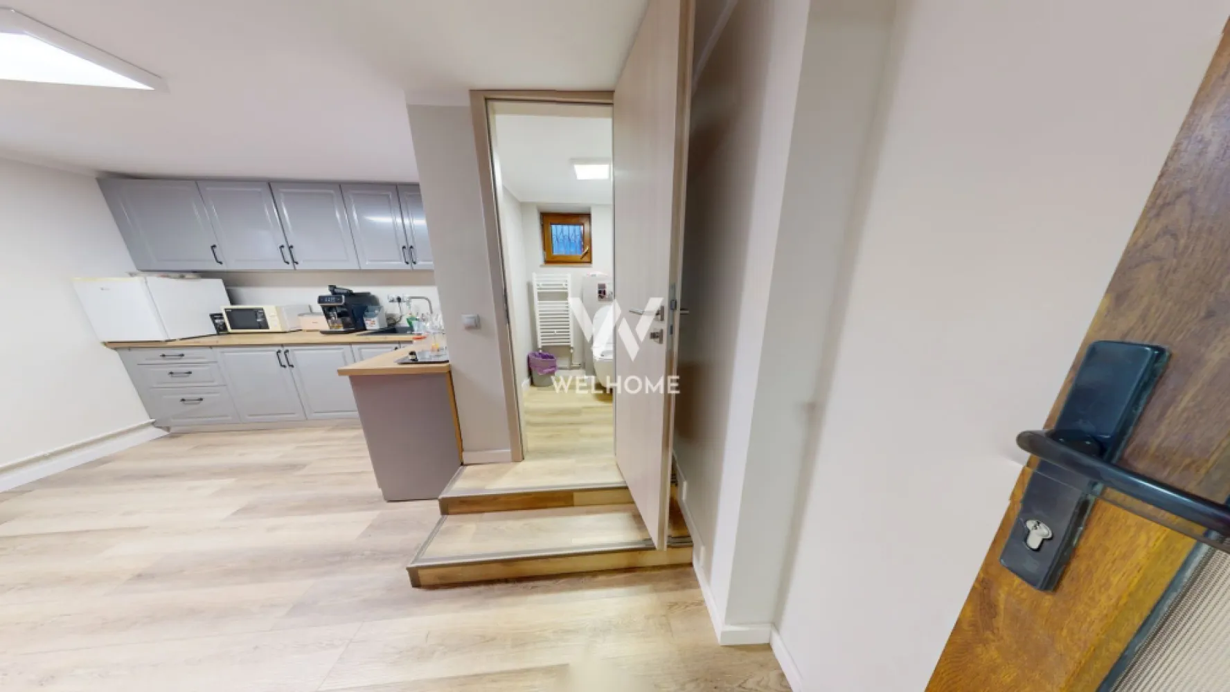 Spatiu birouri Centru, langa pacrul Sub Arini, Sibiu - Spatiu de birouri de vanzare - Zona Bulevardul Victoriei(vis a vis de Parcul Subarini).

Spatiul de vanzare este complet renovat(2023), este modern amenajat si dispune de finisaje de calitate.
Spatiul de birouri are 8 camere, 5 bai si o bucatarie si o zona mare de luat masa. Suprafata totala construita este de 350 mp, iar suprafata utila este 280 mp(***vezi schita). Cladirea beneficiaza de teren 180 mp, iar curtea libera are 80 mp.

Detaliii spatiu:
- Destinație schimbată - funcționează ca spațiu de birouri
- complet renovat și amenajat
- exteriorul a fost refăcut complet (spațiul a fost izolat, iar fatada a fost facuta în toamna anului 2023)
- zona de relaxare amenajata, pavata, decorata cu plante ornamentale
- locatie centrala, vis a vis de parcul Sub Arini
- jaluzele tip rulou la fiecare fereastra
- suprafata utila mare, practic compartimentata
- baie pe fiecare nivel al cladirii(la parter sunt 2 băi)
- sistem de aer conditionat in fiecare incapere
- complet mobilat (au fost create numeroase spatii de depozitare, dulapuri, etajere)
- bucatarie complet mobilata si utilata

Compartimentare:
Demisol: 2 camere, bucatarie, spatiu centrala si 1 toaleta
Parter: 2 camere, hol larg pentru receptie si 2 toalete
Etaj: 3 camere, hol, 1 toaleta si o arhiva complet amenajata
Mansarda: 1 camera mare, spatiu de depozitare si 1 baie.

Spațiul este pretabil pentru orice tip de business, întrucât are suprafață utilă mare și este compartimentat practic. Cladirea este amenajata modern si NU necesita investitii. Exteriorul a fost izolat complet si zugravit.

Aflat în inima Sibiului, acest spațiu de birouri este perfect poziționat pentru a satisface nevoile unei afaceri în plină dezvoltare. Cu acces ușor la principalele artere de transport, la restaurante, și la alte facilități urbane, acesta ofera un mediu de lucru confortabil.

Data de predare: Spatiul de birouri va fi predat in 2 saptamani de la semnarea contractului de vanzare.

Pret: 726 000euro. Daca proprietatea va fi achitionata de o persoana juridica TVA-ul de 21% se poate deduce.
Detalii si vizionari: 0745 99 55 37
