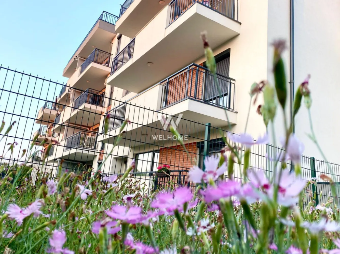 Apartament dotat inteligent, 3 camere, Sibiu - Spre vanzare un apartament cu 3 camere intr-un complex nou, cu un concept nou si o alta viziune pe piata imobiliara din Sibiu.

Situat la etajul 1 al unui imobil cu 3 etaje dotat cu lift.
*62.4mp utili 
*terasa de 10.6 mp 
*balcon de 1.5mp.
*boxa de depozitare la subsol.

Compartimentarea este estfel:
-Bucatarie + Living - 24,1 m²
-Dormitor 1 - 14,4 m²
-Dormitor 2 - 9,2 m²
-Baie 1 - 5,5 m²
-Baie 2 (WC) - 1,8 m²
-Hol - 5,3 m²
-Sas - 2,4 m²
-Logie - 1,5 m²
-Suprafata balcon - 10,6 m²

Predare in 2026

Avantaje de a fi Proprietar al acestui apartament:
- Dotari Smart, suprafete vitrate ample, centrala in condensatie, incalzire in pardoseala cu sistem inteligent de control, termostate pe fiecare camera, prize si intrerupatoare, usa metalica la intrare, geamuri termopan 3 foi de sticla si protectie UV, jaluzele electrice la dormitoare, pereți finisați.
- Bloc cu parcari subterane si supraterane, boxa depozitare, boxe tip bunker, lift silentios de ultima generatie.
- Spatii verzi, zone de agrement, zona fitnes cu echipamente instalate, parcari vizitatori, videointerfon, zona BBQ, loc de joaca pentru copii, statie de incarcare pentru masini electrice.

Pret vanzare: 118 500 euro +tva