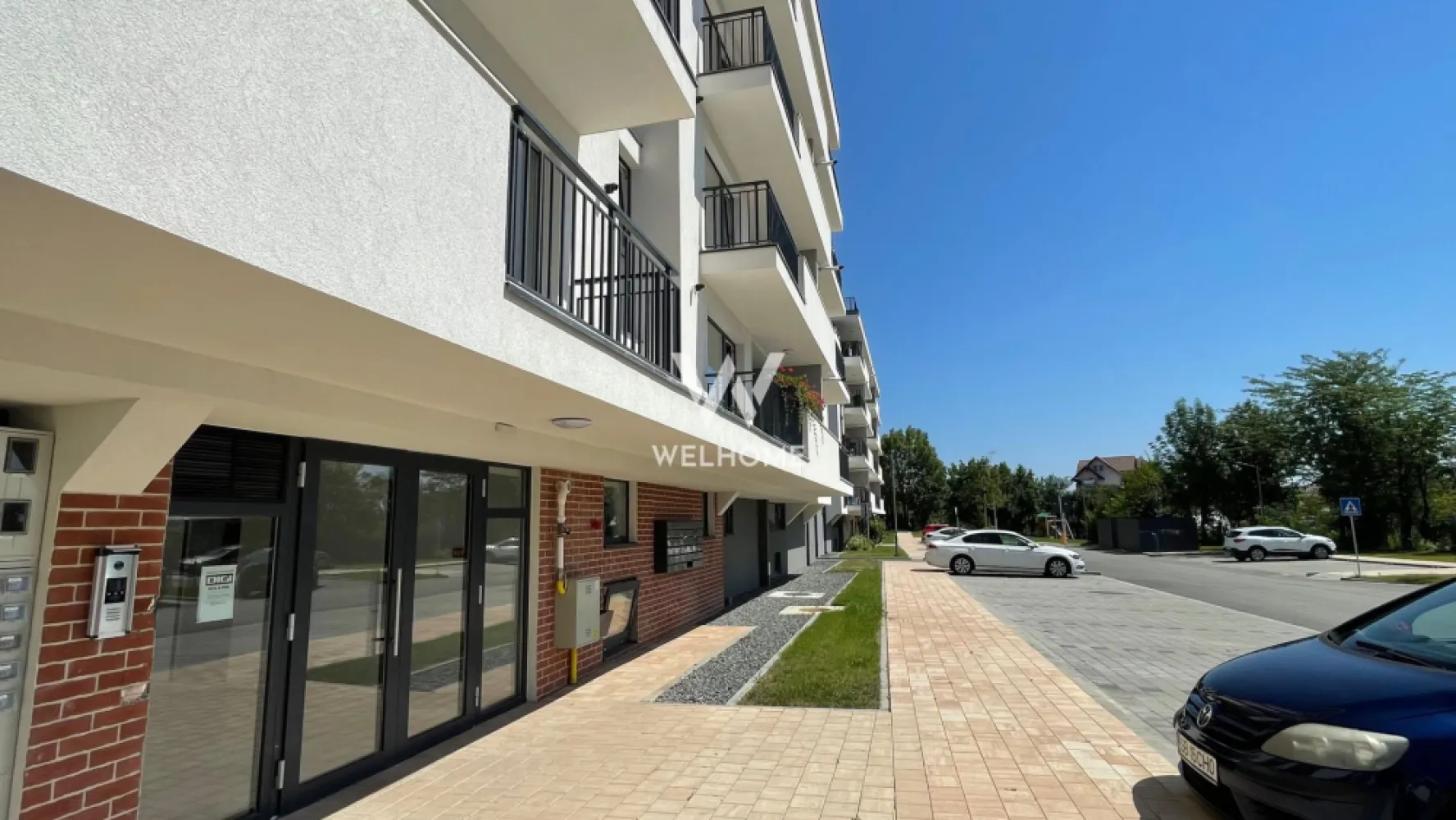 Apartament dotat inteligent, 3 camere, Sibiu - Spre vanzare un apartament cu 3 camere intr-un complex nou, cu un concept nou si o alta viziune pe piata imobiliara din Sibiu.

Situat la etajul 1 al unui imobil cu 3 etaje dotat cu lift.
*62.4mp utili 
*terasa de 10.6 mp 
*balcon de 1.5mp.
*boxa de depozitare la subsol.

Compartimentarea este estfel:
-Bucatarie + Living - 24,1 m²
-Dormitor 1 - 14,4 m²
-Dormitor 2 - 9,2 m²
-Baie 1 - 5,5 m²
-Baie 2 (WC) - 1,8 m²
-Hol - 5,3 m²
-Sas - 2,4 m²
-Logie - 1,5 m²
-Suprafata balcon - 10,6 m²

Predare in 2026

Avantaje de a fi Proprietar al acestui apartament:
- Dotari Smart, suprafete vitrate ample, centrala in condensatie, incalzire in pardoseala cu sistem inteligent de control, termostate pe fiecare camera, prize si intrerupatoare, usa metalica la intrare, geamuri termopan 3 foi de sticla si protectie UV, jaluzele electrice la dormitoare, pereți finisați.
- Bloc cu parcari subterane si supraterane, boxa depozitare, boxe tip bunker, lift silentios de ultima generatie.
- Spatii verzi, zone de agrement, zona fitnes cu echipamente instalate, parcari vizitatori, videointerfon, zona BBQ, loc de joaca pentru copii, statie de incarcare pentru masini electrice.

Pret vanzare: 118 500 euro +tva