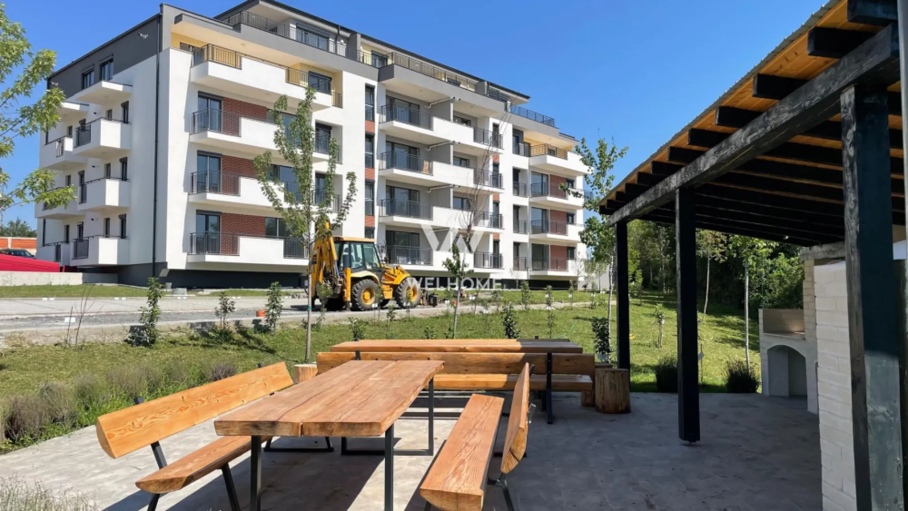 Apartament dotat inteligent, 3 camere, Sibiu - Spre vanzare un apartament cu 3 camere intr-un complex nou, cu un concept nou si o alta viziune pe piata imobiliara din Sibiu.

Situat la etajul 1 al unui imobil cu 3 etaje dotat cu lift.
*62.4mp utili 
*terasa de 10.6 mp 
*balcon de 1.5mp.
*boxa de depozitare la subsol.

Compartimentarea este estfel:
-Bucatarie + Living - 24,1 m²
-Dormitor 1 - 14,4 m²
-Dormitor 2 - 9,2 m²
-Baie 1 - 5,5 m²
-Baie 2 (WC) - 1,8 m²
-Hol - 5,3 m²
-Sas - 2,4 m²
-Logie - 1,5 m²
-Suprafata balcon - 10,6 m²

Predare in 2026

Avantaje de a fi Proprietar al acestui apartament:
- Dotari Smart, suprafete vitrate ample, centrala in condensatie, incalzire in pardoseala cu sistem inteligent de control, termostate pe fiecare camera, prize si intrerupatoare, usa metalica la intrare, geamuri termopan 3 foi de sticla si protectie UV, jaluzele electrice la dormitoare, pereți finisați.
- Bloc cu parcari subterane si supraterane, boxa depozitare, boxe tip bunker, lift silentios de ultima generatie.
- Spatii verzi, zone de agrement, zona fitnes cu echipamente instalate, parcari vizitatori, videointerfon, zona BBQ, loc de joaca pentru copii, statie de incarcare pentru masini electrice.

Pret vanzare: 118 500 euro +tva