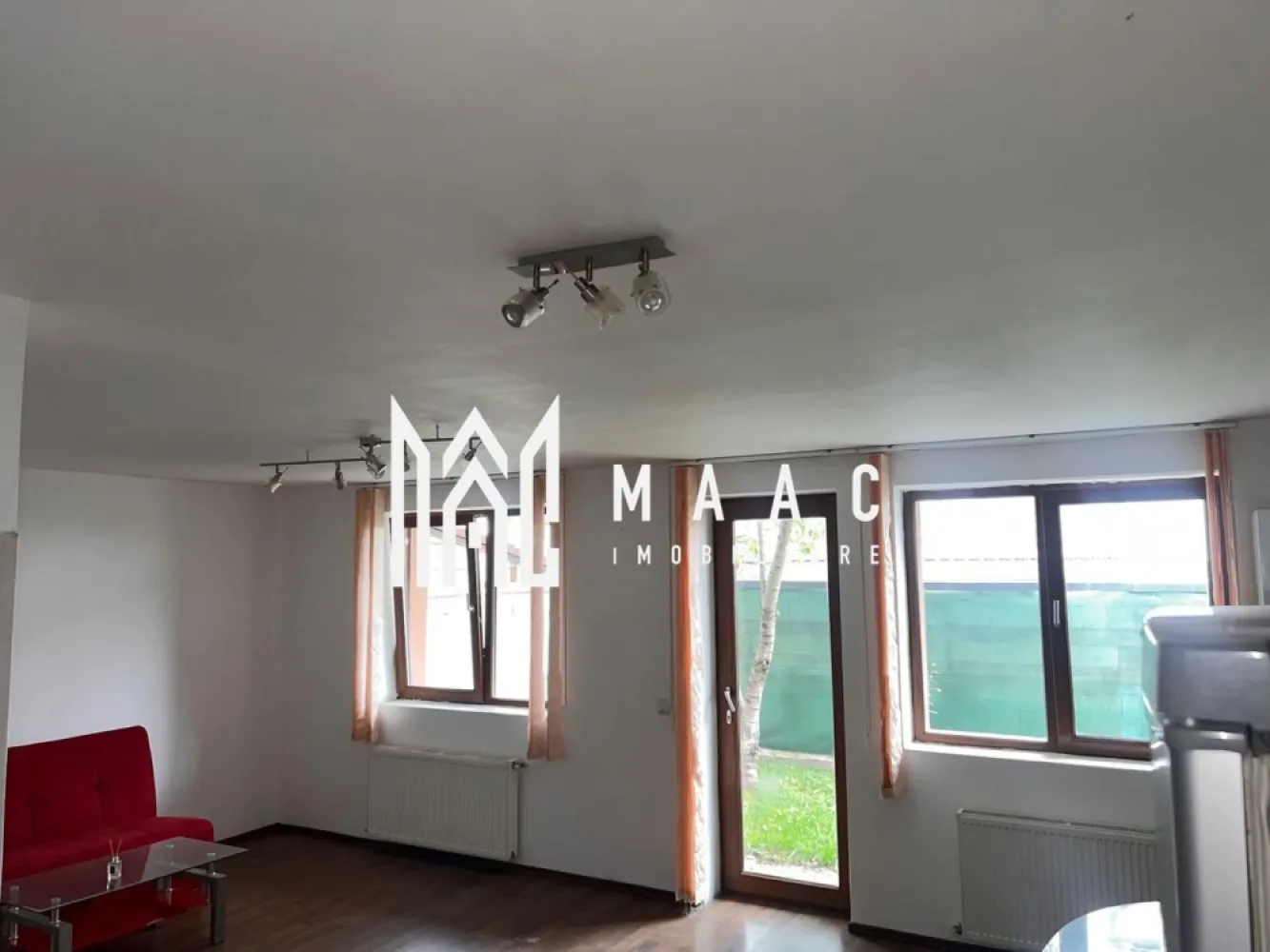 Casă 4 camere | Șelimbăr, Strada Zorilor | 125 mp utili, curte 100 mp - Casă individuală cu 4 camere, situată în Șelimbăr, pe Strada Zorilor, cu 110 mp utili, 3 dormitoare și curte proprie de 150 mp. Proprietatea este finisată și se adresează celor care caută o locuință la cheie, cu spațiu interior bine organizat și exterior privat.

Detalii proprietate:
• Suprafață utilă: 110 mp
• Suprafață teren/curte: 150 mp
• Compartimentare: 4 camere, 3 dormitoare, 2 băi, 1 bucătărie
• Zonă de zi cu living și bucătărie open-space
• 2 balcoane și 1 terasă
• 2 locuri de parcare
• Construcție din cărămidă, acoperiș din țiglă
• An construcție: 2012
• Stadiu: finisată, la cheie, pregătită pentru mutare imediată

Localizare:
Proprietatea este amplasată în Șelimbăr, pe Strada Zorilor.

Cod anunț CP3169875. Contactați-ne pentru detalii suplimentare și pentru programarea unei vizionări.