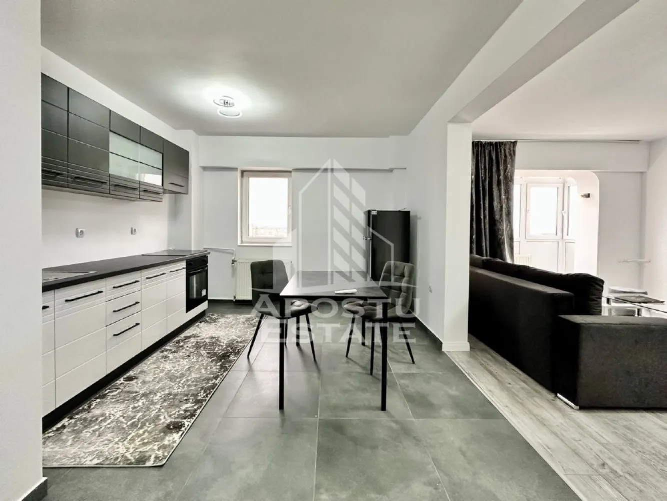 Apartament 2 camere zona centrala langa universtatea Aurel Vlaicu - Apostu Estate va pune la dispozitie un apartament cu 2 camere, situat in zona centrala, la doar cativa pasi de Universitatea Aurel Vlaicu si in imediata apropiere a parcului. O locuinta moderna, luminoasa, ideala pentru cei care cauta confort si acces rapid la facilitati urbane.
Apartamentul este situat la etajul 8, intr-un bloc dotat cu lift, si este complet renovat, utilat si mobilat.
Caracteristici ale apartamentului:
Living modern cu dining area
Bucatarie complet mobilata si utilata
Dormitor decomandat cu mobilier nou si TV
Balcon inchis cu priveliste panoramica spre oras
Baie complet utilata, cu dus
Aer conditionat
Internet inclus
Spatii bine optimizate, finisaje de calitate
Avantaje zona centrala:
Acces rapid la transportul public
Aproape de parc, magazine, Profi Market
Zona sigura, civilizata, cu multiple facilitati la indemana
Universitatea Aurel Vlaicu la doar cateva minute de mers pe jos
Un apartament ideal pentru studenti, cupluri sau persoane care isi doresc o locuinta moderna in centrul Aradului.
Pentru detalii suplimentare si vizionari, Apostu Estate va sta la dispozitie.
ID Anunt CP2842521