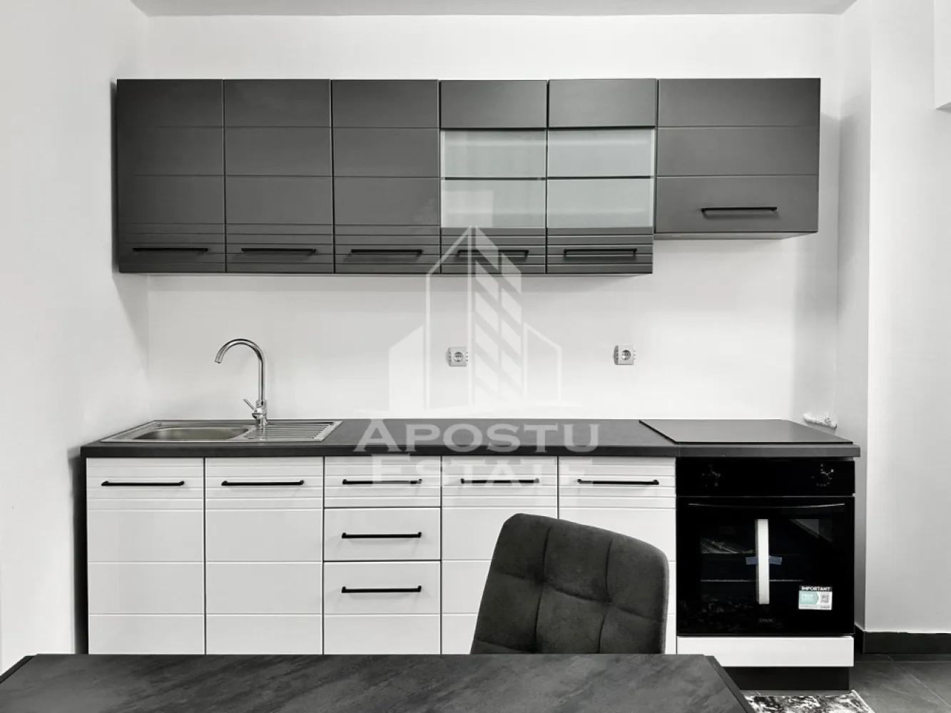 Apartament 2 camere zona centrala langa universtatea Aurel Vlaicu - Apostu Estate va pune la dispozitie un apartament cu 2 camere, situat in zona centrala, la doar cativa pasi de Universitatea Aurel Vlaicu si in imediata apropiere a parcului. O locuinta moderna, luminoasa, ideala pentru cei care cauta confort si acces rapid la facilitati urbane.
Apartamentul este situat la etajul 8, intr-un bloc dotat cu lift, si este complet renovat, utilat si mobilat.
Caracteristici ale apartamentului:
Living modern cu dining area
Bucatarie complet mobilata si utilata
Dormitor decomandat cu mobilier nou si TV
Balcon inchis cu priveliste panoramica spre oras
Baie complet utilata, cu dus
Aer conditionat
Internet inclus
Spatii bine optimizate, finisaje de calitate
Avantaje zona centrala:
Acces rapid la transportul public
Aproape de parc, magazine, Profi Market
Zona sigura, civilizata, cu multiple facilitati la indemana
Universitatea Aurel Vlaicu la doar cateva minute de mers pe jos
Un apartament ideal pentru studenti, cupluri sau persoane care isi doresc o locuinta moderna in centrul Aradului.
Pentru detalii suplimentare si vizionari, Apostu Estate va sta la dispozitie.
ID Anunt CP2842521