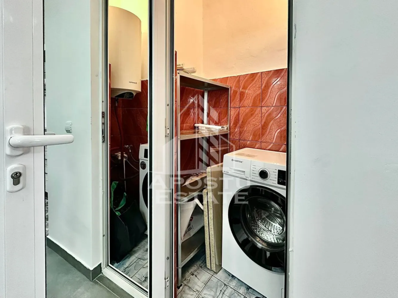 Apartament 2 camere zona centrala langa universtatea Aurel Vlaicu - Apostu Estate va pune la dispozitie un apartament cu 2 camere, situat in zona centrala, la doar cativa pasi de Universitatea Aurel Vlaicu si in imediata apropiere a parcului. O locuinta moderna, luminoasa, ideala pentru cei care cauta confort si acces rapid la facilitati urbane.
Apartamentul este situat la etajul 8, intr-un bloc dotat cu lift, si este complet renovat, utilat si mobilat.
Caracteristici ale apartamentului:
Living modern cu dining area
Bucatarie complet mobilata si utilata
Dormitor decomandat cu mobilier nou si TV
Balcon inchis cu priveliste panoramica spre oras
Baie complet utilata, cu dus
Aer conditionat
Internet inclus
Spatii bine optimizate, finisaje de calitate
Avantaje zona centrala:
Acces rapid la transportul public
Aproape de parc, magazine, Profi Market
Zona sigura, civilizata, cu multiple facilitati la indemana
Universitatea Aurel Vlaicu la doar cateva minute de mers pe jos
Un apartament ideal pentru studenti, cupluri sau persoane care isi doresc o locuinta moderna in centrul Aradului.
Pentru detalii suplimentare si vizionari, Apostu Estate va sta la dispozitie.
ID Anunt CP2842521