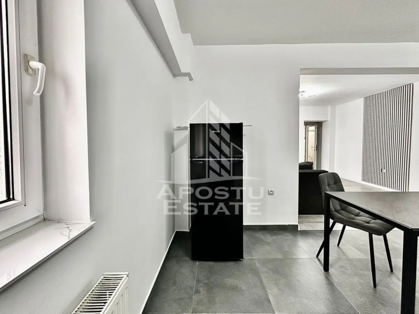 Apartament 2 camere zona centrala langa universtatea Aurel Vlaicu - Apostu Estate va pune la dispozitie un apartament cu 2 camere, situat in zona centrala, la doar cativa pasi de Universitatea Aurel Vlaicu si in imediata apropiere a parcului. O locuinta moderna, luminoasa, ideala pentru cei care cauta confort si acces rapid la facilitati urbane.
Apartamentul este situat la etajul 8, intr-un bloc dotat cu lift, si este complet renovat, utilat si mobilat.
Caracteristici ale apartamentului:
Living modern cu dining area
Bucatarie complet mobilata si utilata
Dormitor decomandat cu mobilier nou si TV
Balcon inchis cu priveliste panoramica spre oras
Baie complet utilata, cu dus
Aer conditionat
Internet inclus
Spatii bine optimizate, finisaje de calitate
Avantaje zona centrala:
Acces rapid la transportul public
Aproape de parc, magazine, Profi Market
Zona sigura, civilizata, cu multiple facilitati la indemana
Universitatea Aurel Vlaicu la doar cateva minute de mers pe jos
Un apartament ideal pentru studenti, cupluri sau persoane care isi doresc o locuinta moderna in centrul Aradului.
Pentru detalii suplimentare si vizionari, Apostu Estate va sta la dispozitie.
ID Anunt CP2842521