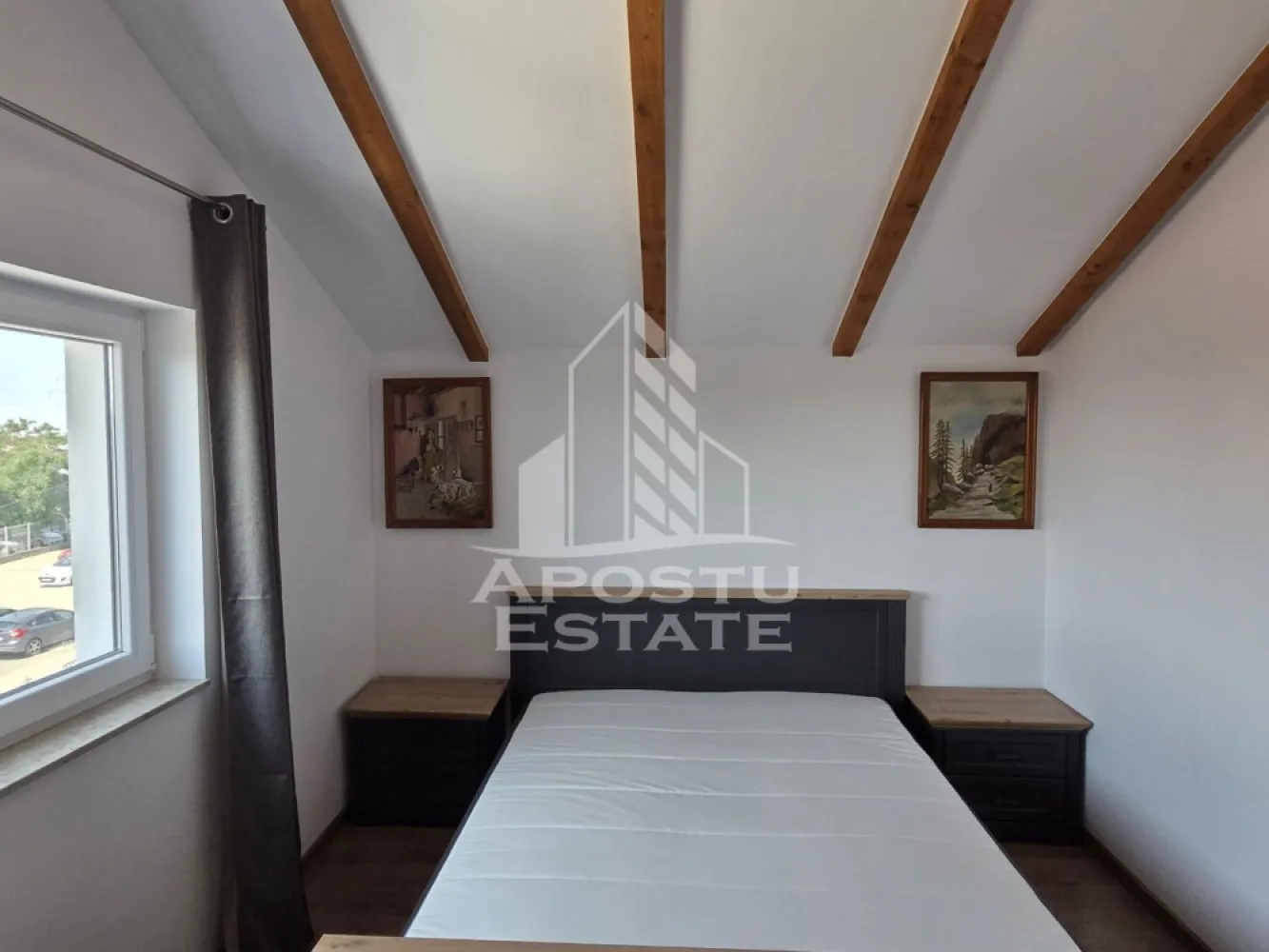 Apartament cu 3 camere, loc de parcare, in Dumbravita - Agentia Imobiliara APOSTU ESTATE va ofera spre inchiriere un apartament premium cu 3 camere, situat intr-o zona linistita din Dumbravita.

Acest apartament este situat la etajul 2 al unui bloc nou, finalizat in anul 2025, cu doar 9 apartamente, si este compartimentat astfel:

* hol de acces;
* living spatios;
* bucatarie complet mobilata si utilata;
* 2 dormitoare;
* baie;
* balcon.

Apartamentul se afla la prima inchiriere si se inchiriaza complet mobilat si utilat, beneficiind de urmatoarele dotari:

* televizoare noi cu diagonale mari;
* masina de spalat vase;
* centrala termica proprie cu incalzire in pardoseala;
* aer conditionat.

In plus, apartamentul dispune de:

* loc de parcare;
* pod pentru depozitare cu scara retractabila;
* camere de supraveghere.

Apartamentul este ideal pentru o persoana sau o familie serioasa, care isi doreste inchirierea pe termen lung. Nu se accepta fumatori si animale de companie.
 Va asteptam cu drag la o vizionare!
ID Intern : CP3181777!