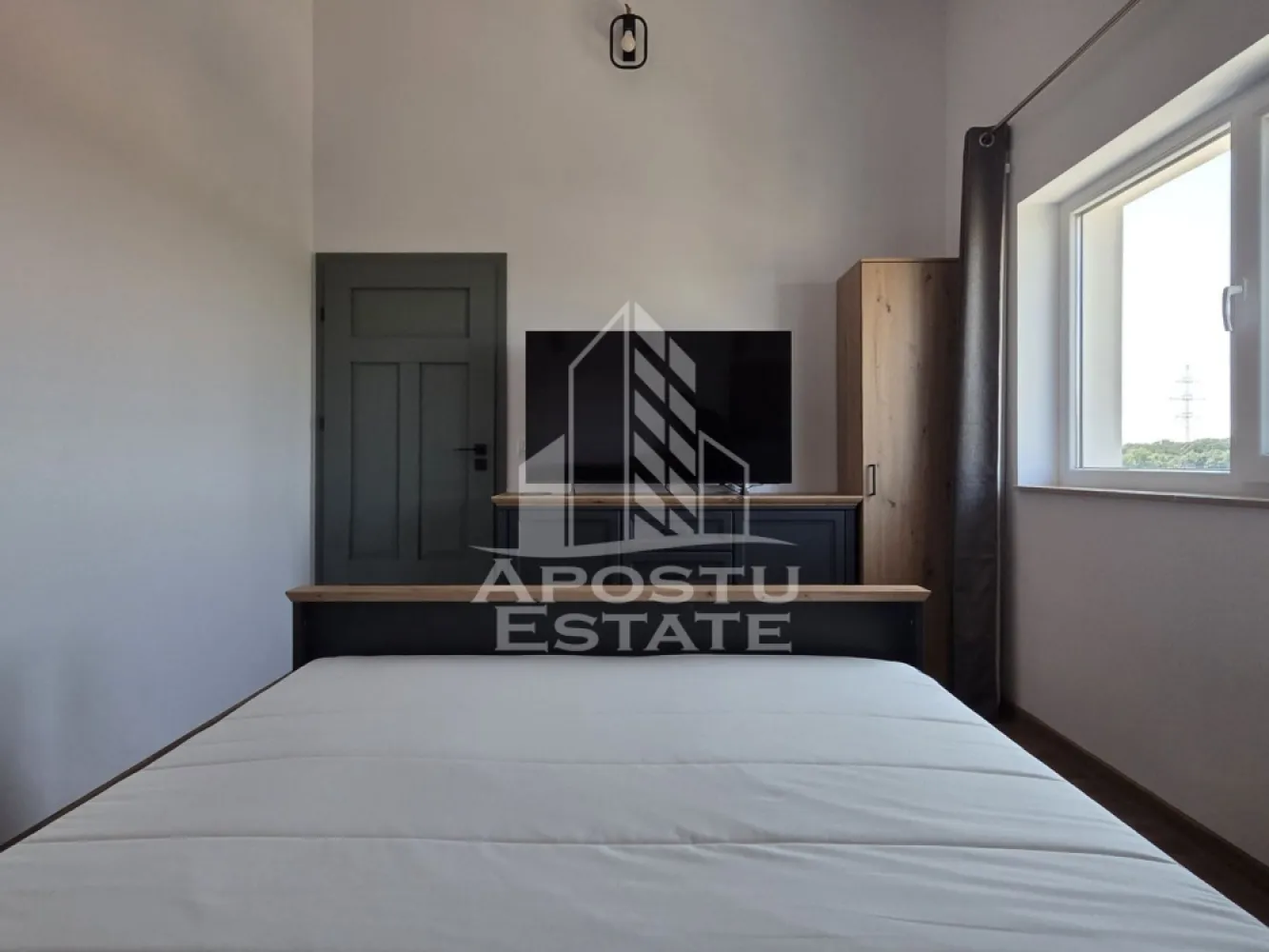 Apartament cu 3 camere, loc de parcare, in Dumbravita - Agentia Imobiliara APOSTU ESTATE va ofera spre inchiriere un apartament premium cu 3 camere, situat intr-o zona linistita din Dumbravita.

Acest apartament este situat la etajul 2 al unui bloc nou, finalizat in anul 2025, cu doar 9 apartamente, si este compartimentat astfel:

* hol de acces;
* living spatios;
* bucatarie complet mobilata si utilata;
* 2 dormitoare;
* baie;
* balcon.

Apartamentul se afla la prima inchiriere si se inchiriaza complet mobilat si utilat, beneficiind de urmatoarele dotari:

* televizoare noi cu diagonale mari;
* masina de spalat vase;
* centrala termica proprie cu incalzire in pardoseala;
* aer conditionat.

In plus, apartamentul dispune de:

* loc de parcare;
* pod pentru depozitare cu scara retractabila;
* camere de supraveghere.

Apartamentul este ideal pentru o persoana sau o familie serioasa, care isi doreste inchirierea pe termen lung. Nu se accepta fumatori si animale de companie.
 Va asteptam cu drag la o vizionare!
ID Intern : CP3181777!