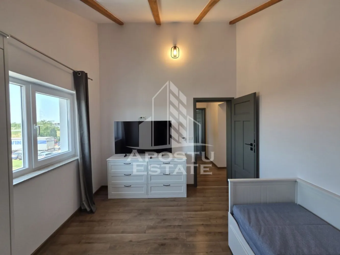 Apartament cu 3 camere, loc de parcare, in Dumbravita - Agentia Imobiliara APOSTU ESTATE va ofera spre inchiriere un apartament premium cu 3 camere, situat intr-o zona linistita din Dumbravita.

Acest apartament este situat la etajul 2 al unui bloc nou, finalizat in anul 2025, cu doar 9 apartamente, si este compartimentat astfel:

* hol de acces;
* living spatios;
* bucatarie complet mobilata si utilata;
* 2 dormitoare;
* baie;
* balcon.

Apartamentul se afla la prima inchiriere si se inchiriaza complet mobilat si utilat, beneficiind de urmatoarele dotari:

* televizoare noi cu diagonale mari;
* masina de spalat vase;
* centrala termica proprie cu incalzire in pardoseala;
* aer conditionat.

In plus, apartamentul dispune de:

* loc de parcare;
* pod pentru depozitare cu scara retractabila;
* camere de supraveghere.

Apartamentul este ideal pentru o persoana sau o familie serioasa, care isi doreste inchirierea pe termen lung. Nu se accepta fumatori si animale de companie.
 Va asteptam cu drag la o vizionare!
ID Intern : CP3181777!