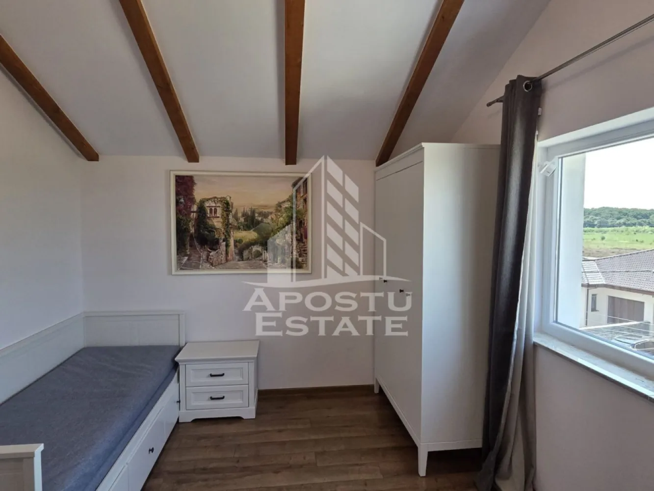 Apartament cu 3 camere, loc de parcare, in Dumbravita - Agentia Imobiliara APOSTU ESTATE va ofera spre inchiriere un apartament premium cu 3 camere, situat intr-o zona linistita din Dumbravita.

Acest apartament este situat la etajul 2 al unui bloc nou, finalizat in anul 2025, cu doar 9 apartamente, si este compartimentat astfel:

* hol de acces;
* living spatios;
* bucatarie complet mobilata si utilata;
* 2 dormitoare;
* baie;
* balcon.

Apartamentul se afla la prima inchiriere si se inchiriaza complet mobilat si utilat, beneficiind de urmatoarele dotari:

* televizoare noi cu diagonale mari;
* masina de spalat vase;
* centrala termica proprie cu incalzire in pardoseala;
* aer conditionat.

In plus, apartamentul dispune de:

* loc de parcare;
* pod pentru depozitare cu scara retractabila;
* camere de supraveghere.

Apartamentul este ideal pentru o persoana sau o familie serioasa, care isi doreste inchirierea pe termen lung. Nu se accepta fumatori si animale de companie.
 Va asteptam cu drag la o vizionare!
ID Intern : CP3181777!