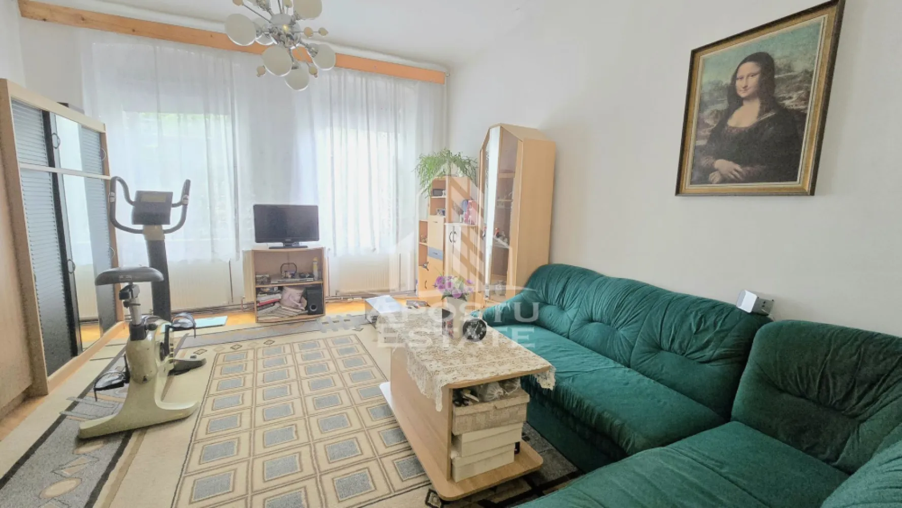 Casa de vanzare, 7 camere si 4 bai, centrala proprie, zona Odobescu - Apostu Estate ofera spre vanzare o casa impunatoare cu 7 camere si 4 bai, situata pe un teren de 520 mp, in zona Odobescu, Timișoara, Timis. Proprietatea se afla la doar cateva minute de statii de autobuz, market-uri, parc si la 15 minute de mers pe jos fata de centrul vechi al orasului.

Casa, construita integral din caramida, este foarte bine intretinuta, cu acoperis din tigla si pod mansardabil datorita placii de beton existente. Este racordata la toate utilitatile: curent electric, gaz, apa si canalizare, si beneficiaza de strada asfaltata pentru acces facil.

Suprafata utila a locuintei este de aproximativ 150 mp si este compartimentata eficient in doua corpuri:

Corp 1: hol de acces, living spatios, baie de serviciu, bucatarie mare cu loc de luat masa si debara, camera tehnica cu acces in pod, hol intermediar, baie mare cu cada si geam pentru aerisire, birou, dormitor si un al doilea living generos.

Corp 2: parter cu dormitor si baie proprie, etaj cu dormitor spatios si baie proprie. Subsolul include un beci generos, ideal pentru depozitare.

Gradina ofera spatiu pentru relaxare si socializare, completata de un foisor, iar proprietatea beneficiaza si de acces din spate.

Confortul termic este asigurat de centrala proprie pe gaz, iar compartimentarea inteligenta permite multiple configuratii pentru locuit sau birou.

Aceasta casa reprezinta alegerea ideala pentru o familie care isi doreste confort, spatiu generos, liniste si acces rapid catre centrul orasului, intr-o zona bine conectata si asfaltata.

Agentia imobiliara Apostu Estate va ofera consultanta bancara gratuita prin intermediul colaboratorilor nostri pentru alegerea celui mai potrivit tip de credit, astfel incat tu sa devi noul proprietar al acestui apartament.